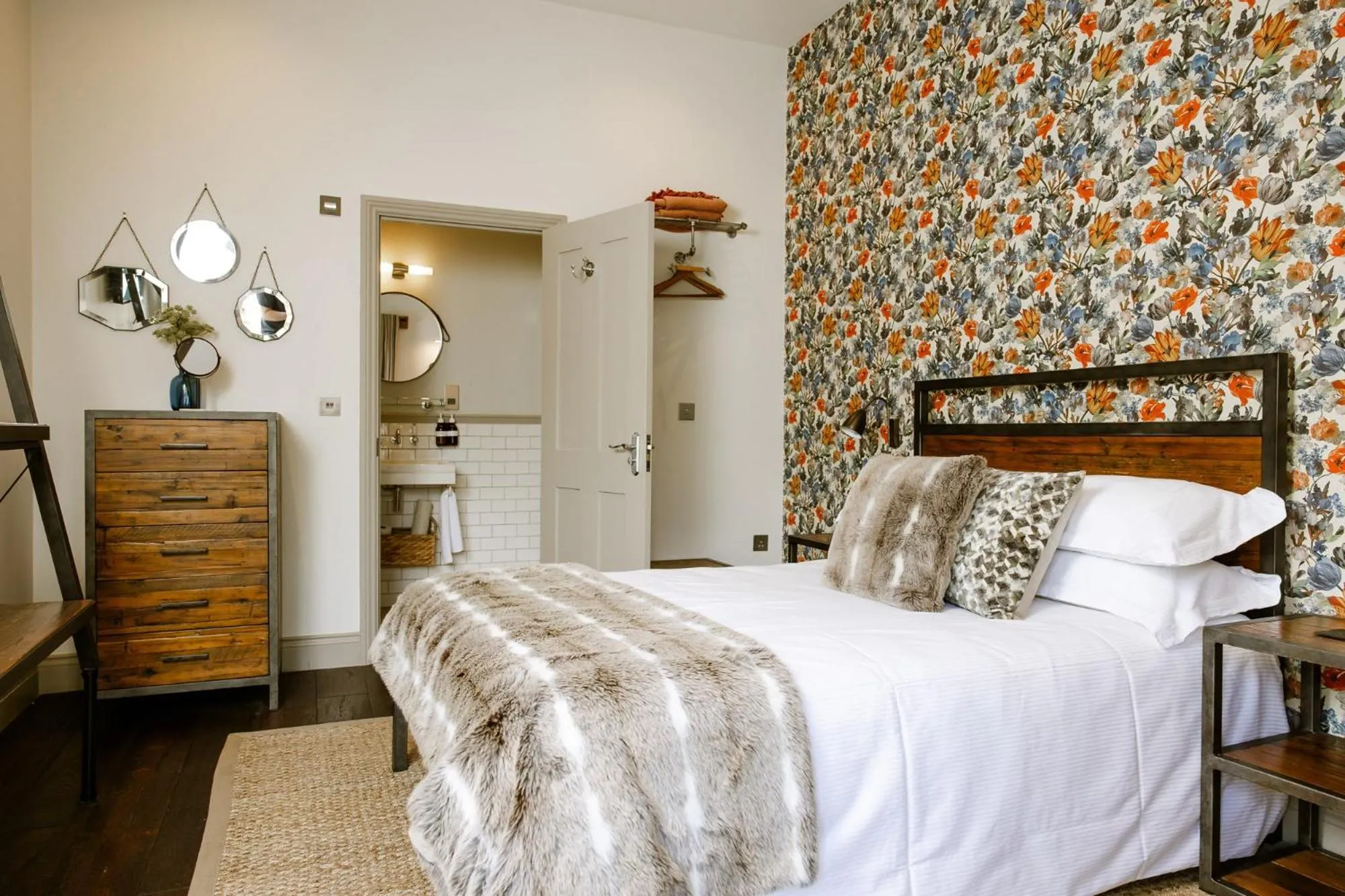 Bedroom, Bed in The George Inn