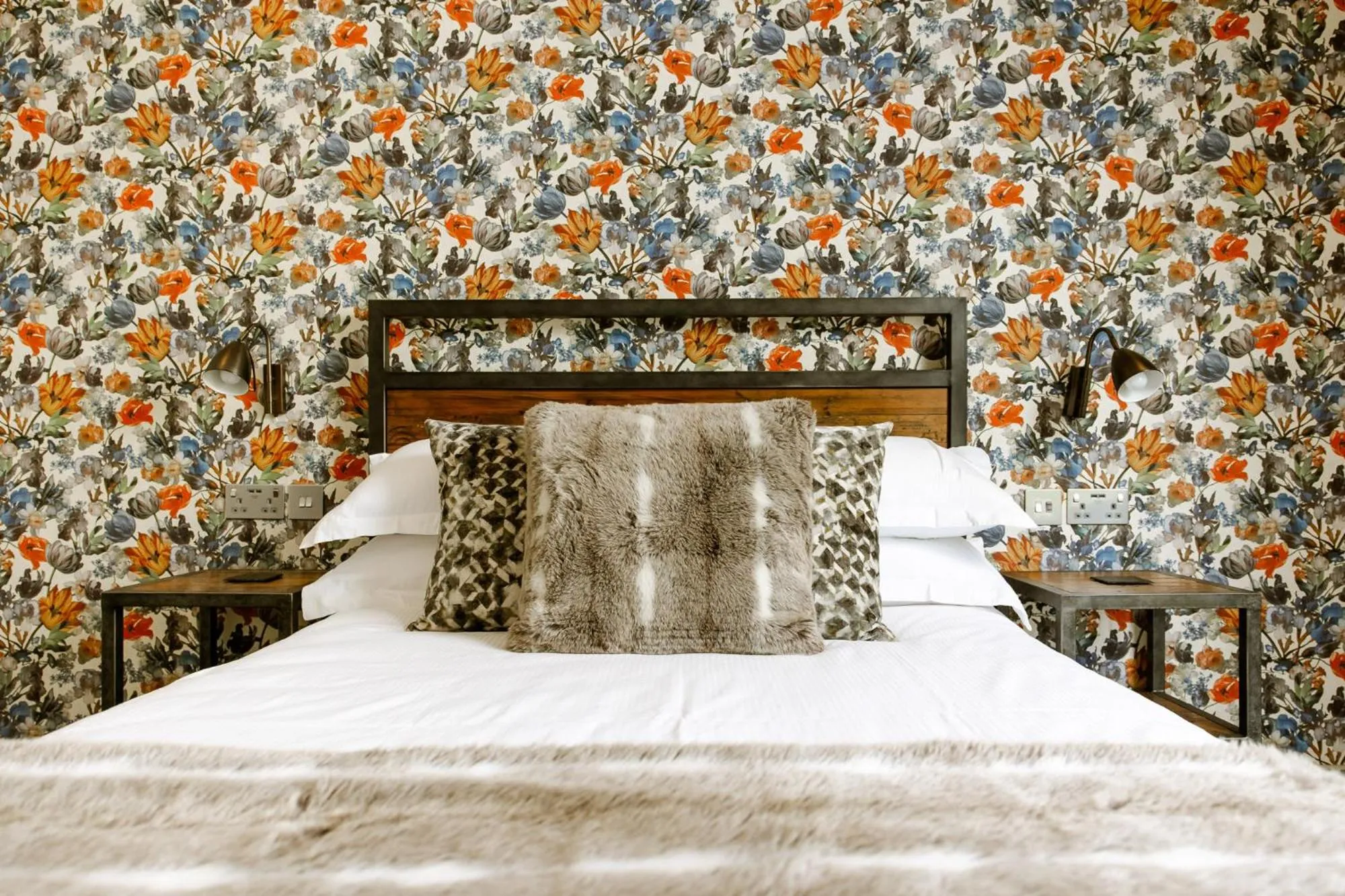 Bedroom, Bed in The George Inn