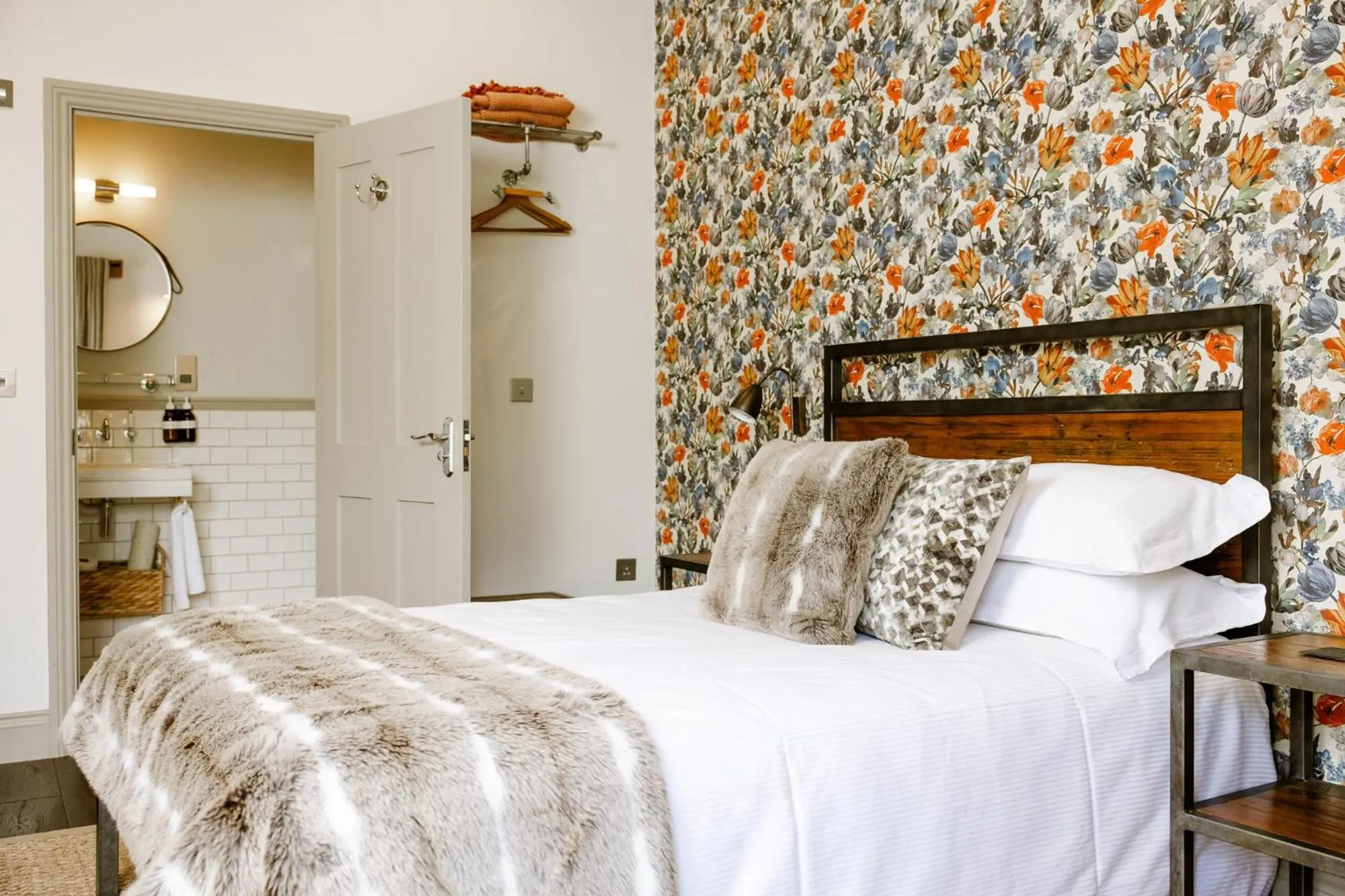 Bedroom, Bed in The George Inn