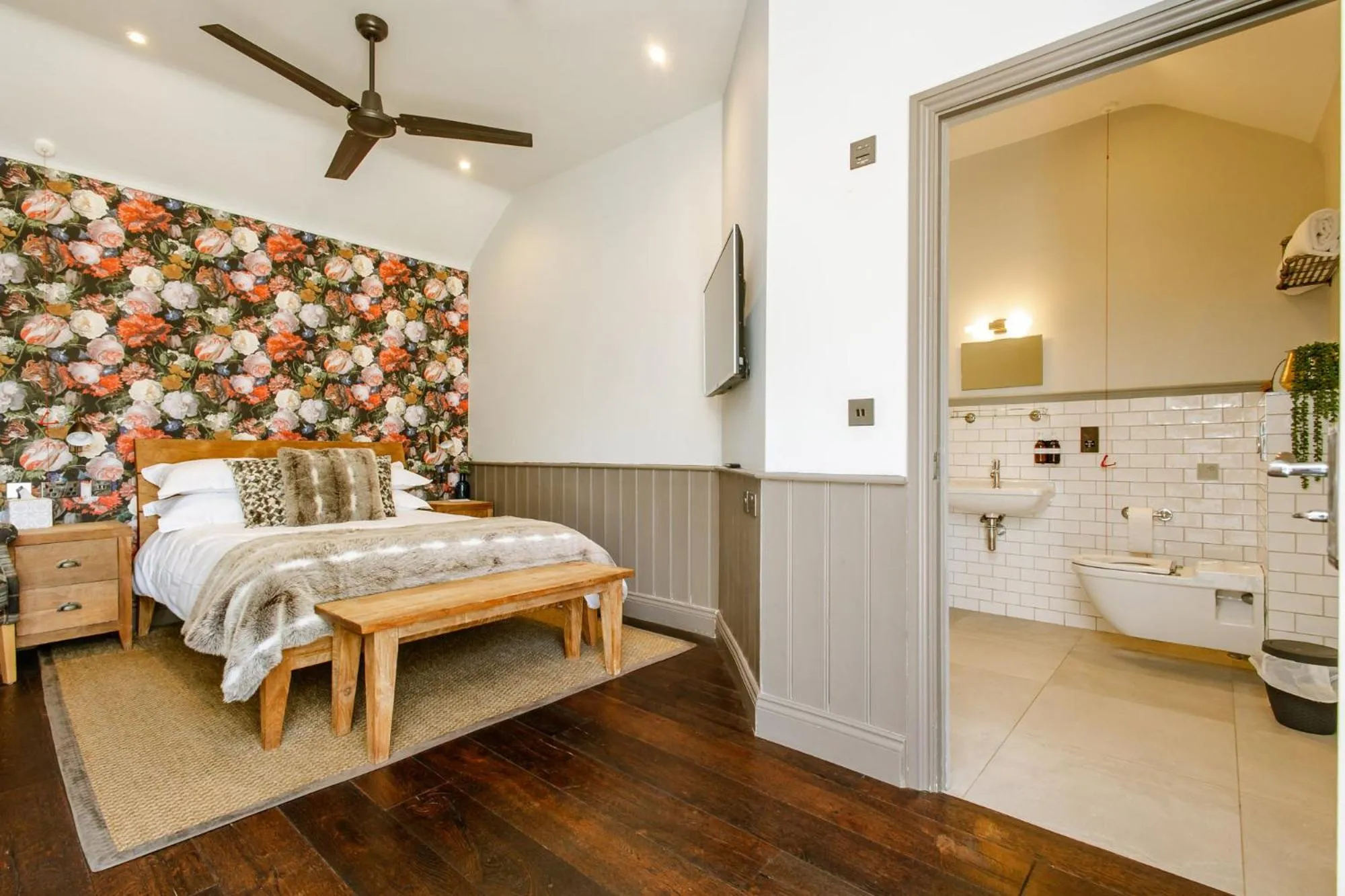 Bedroom, Bed in The George Inn