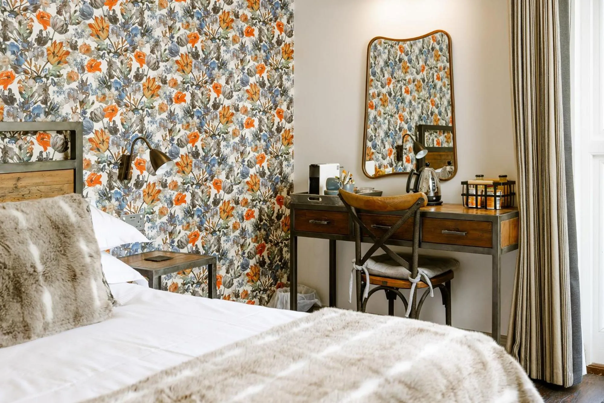 Bedroom, Bed in The George Inn