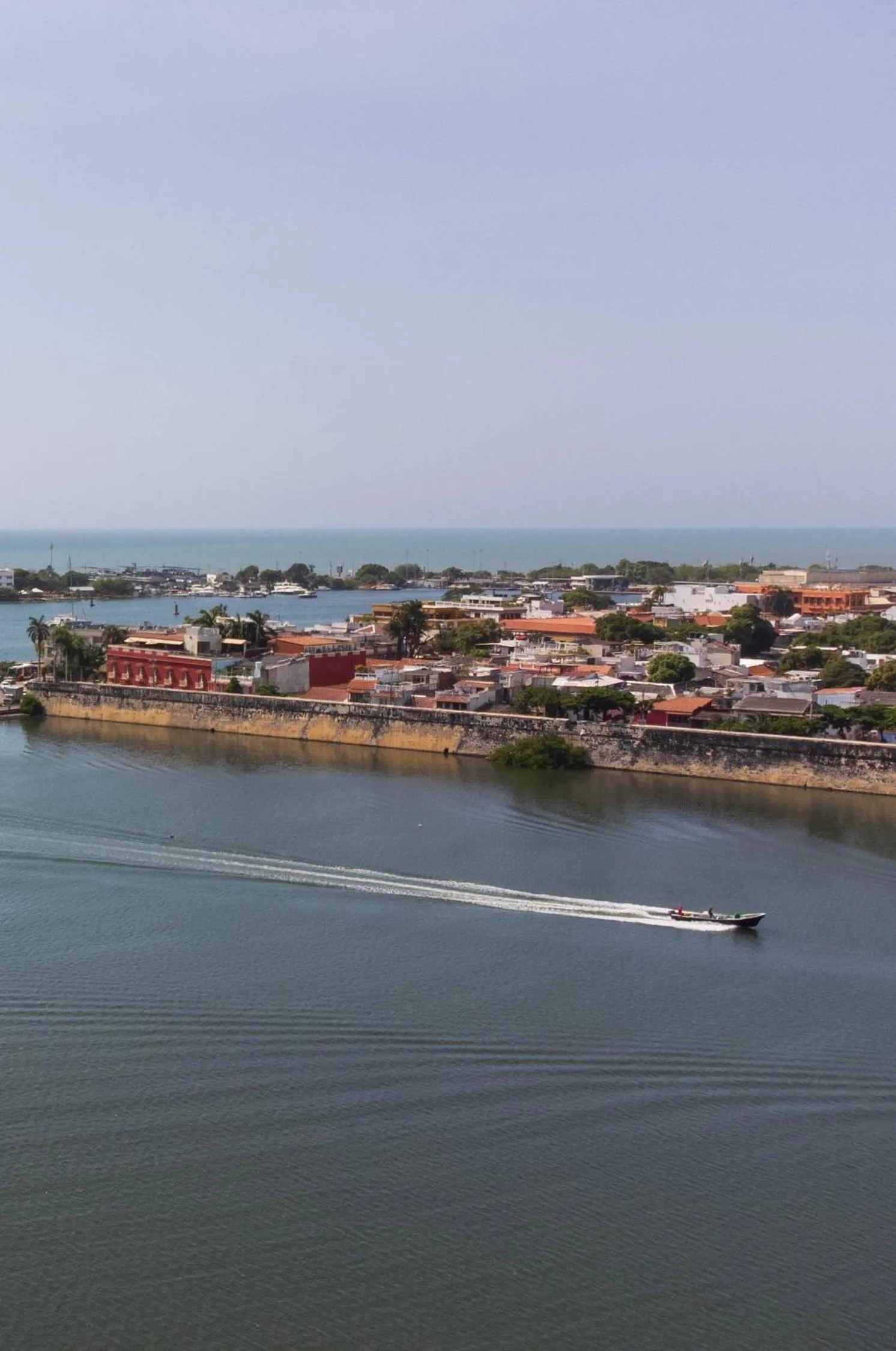 Day in Bahia 79 Apartasuites Cerca al Centro