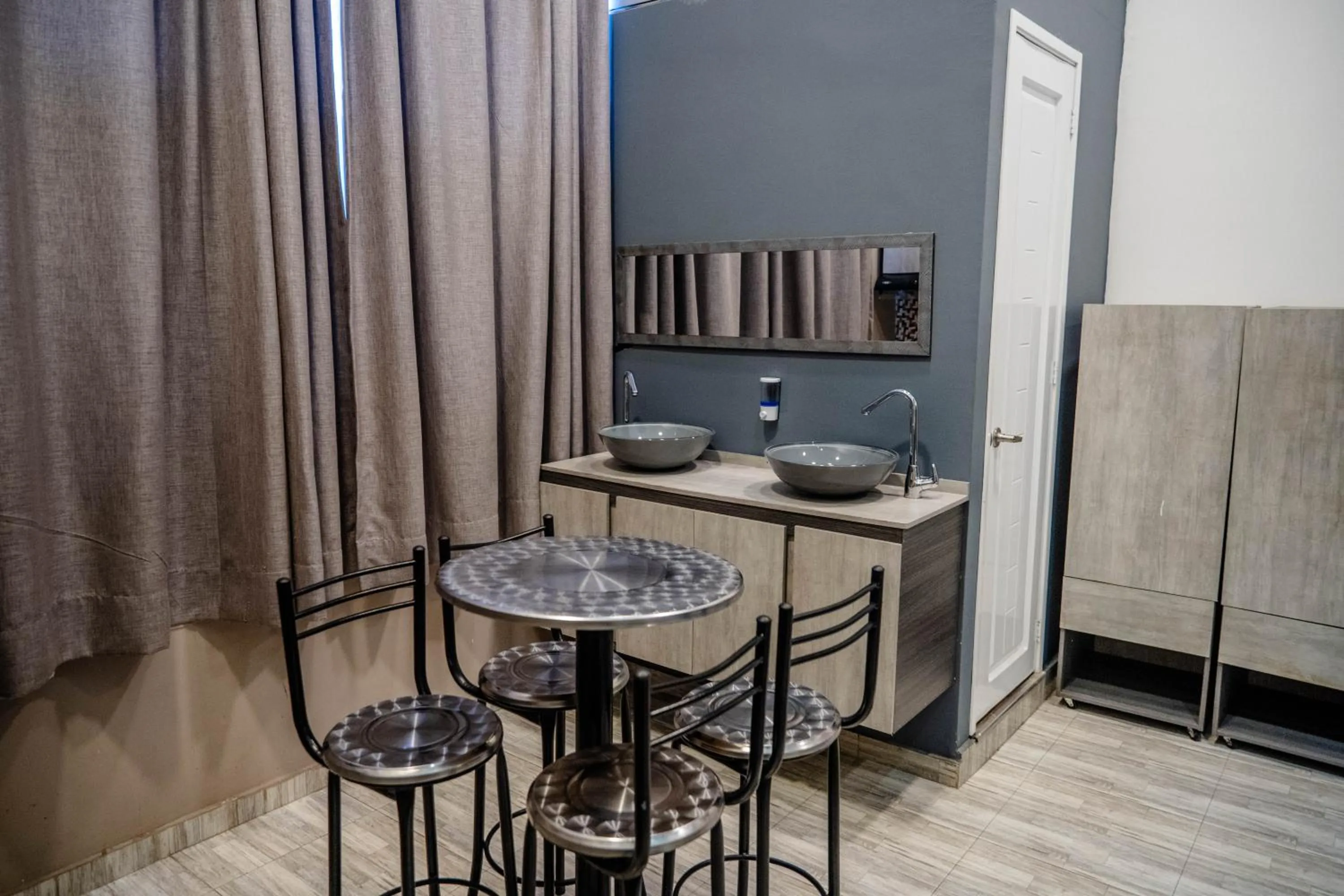 Kitchen or kitchenette in Bahia 79 Apartasuites Cerca al Centro