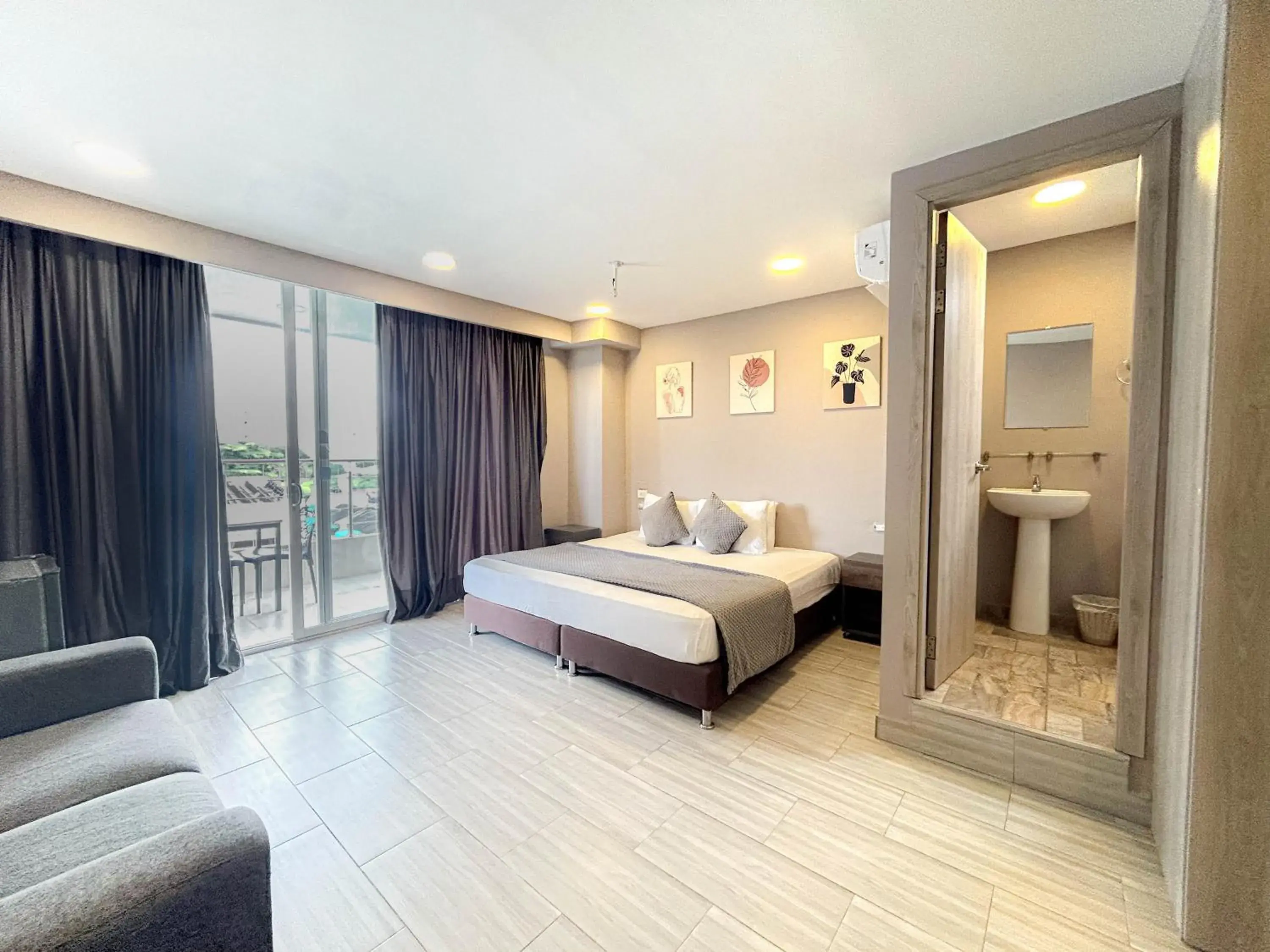 Double Room with Balcony - single occupancy in Bahia 79 Apartasuites Cerca al Centro Double Room with Balcony - single occupancy in Bahia 79 Apartasuites Cerca al Centro