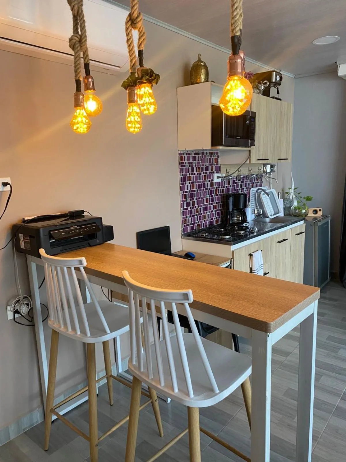 Kitchen or kitchenette in Bahia 79 Apartasuites Cerca al Centro