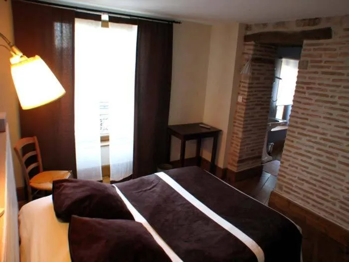 Photo of the whole room, Bed in L'Ancien Presbytère