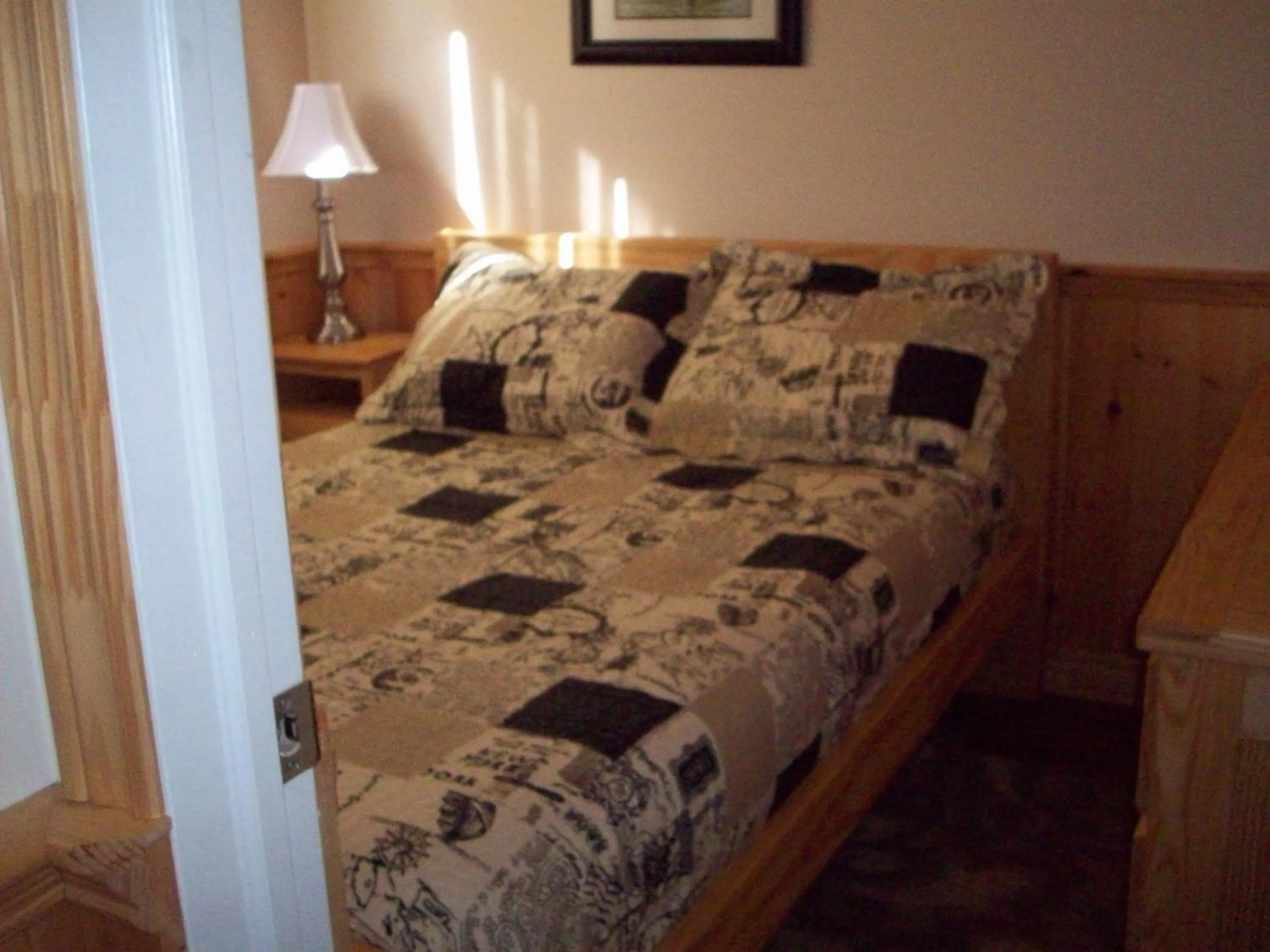 Bed in Lakewoods Cottage