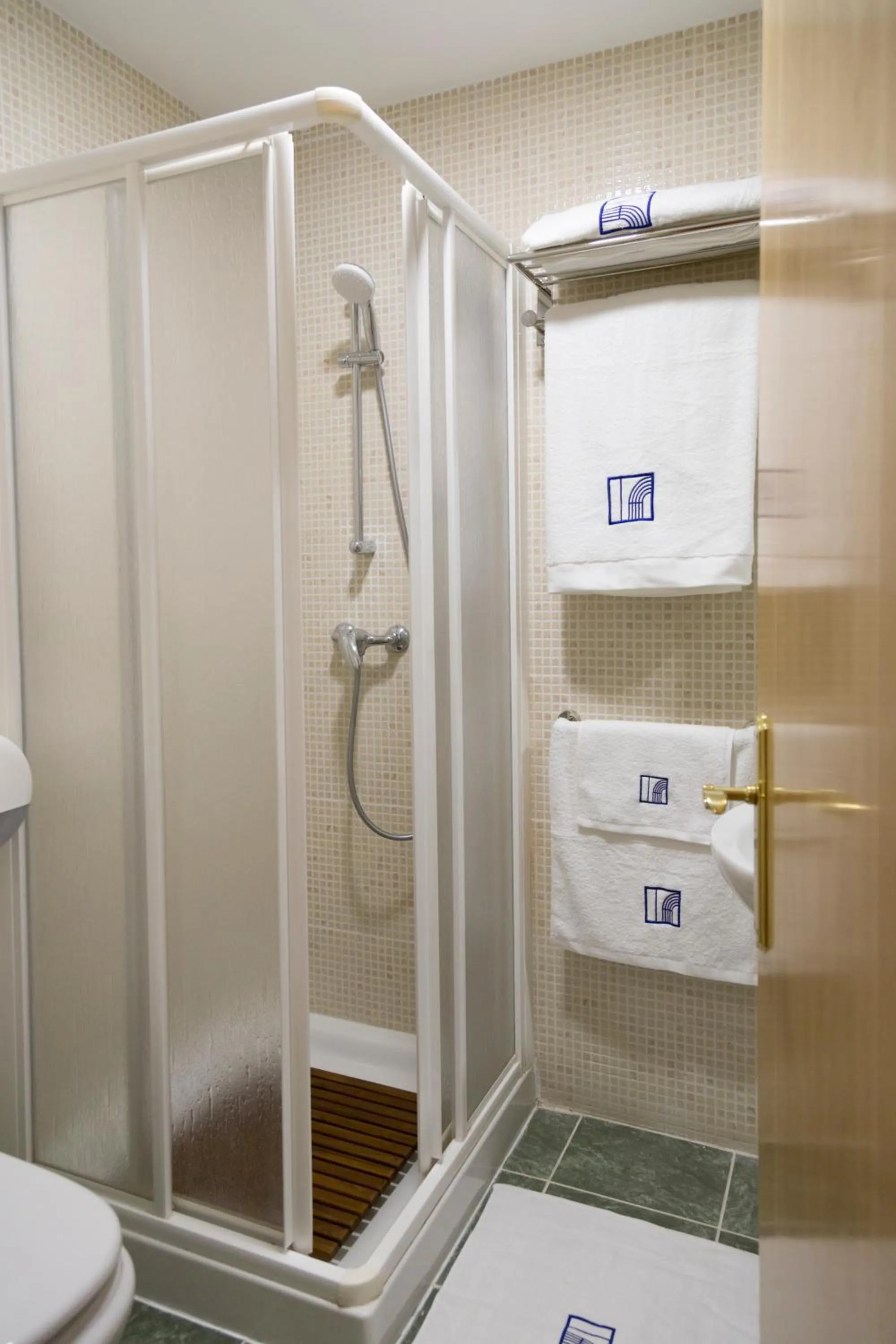 Shower in Hostal Pradaria