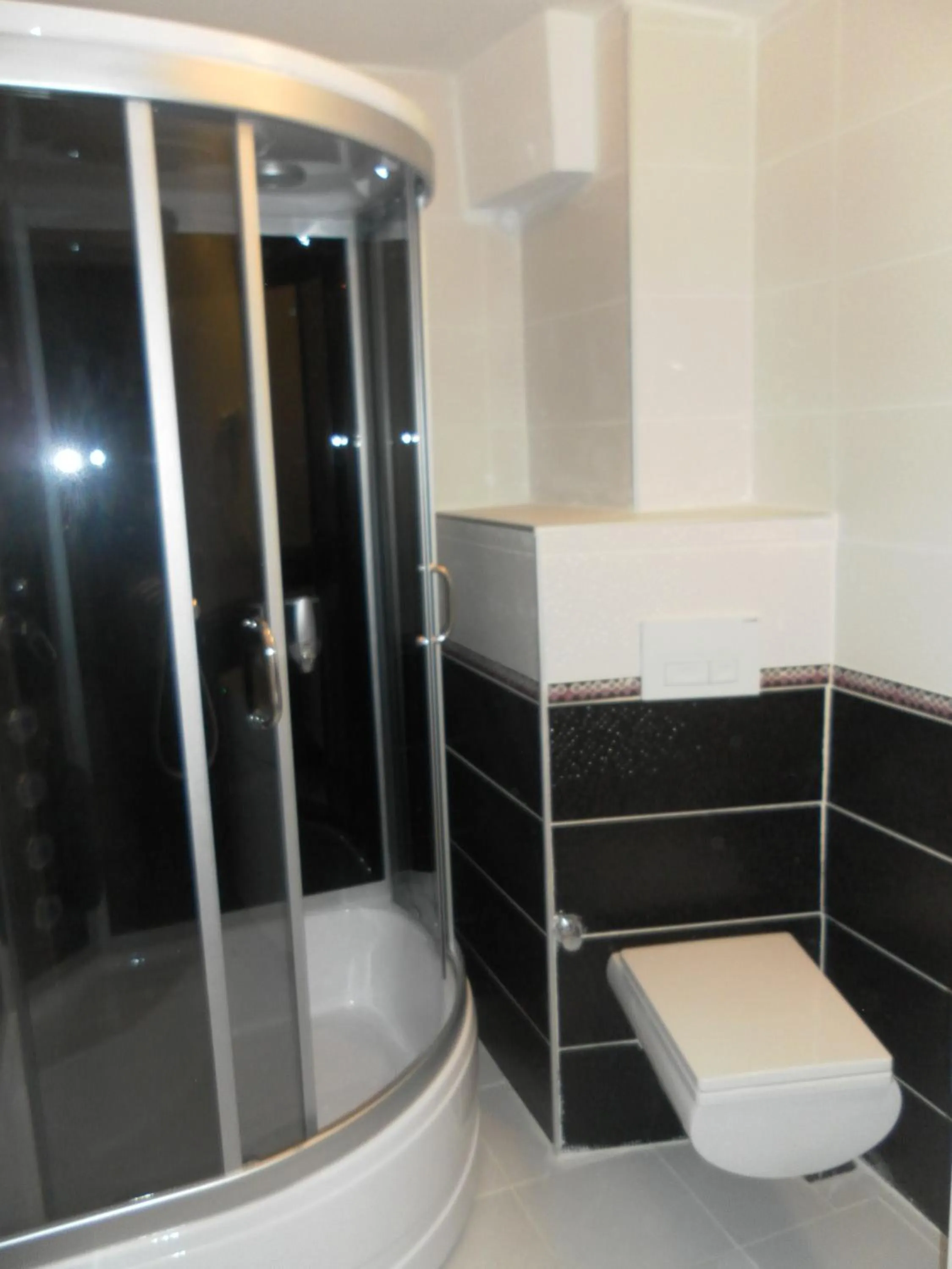 Bathroom in Hotel La White