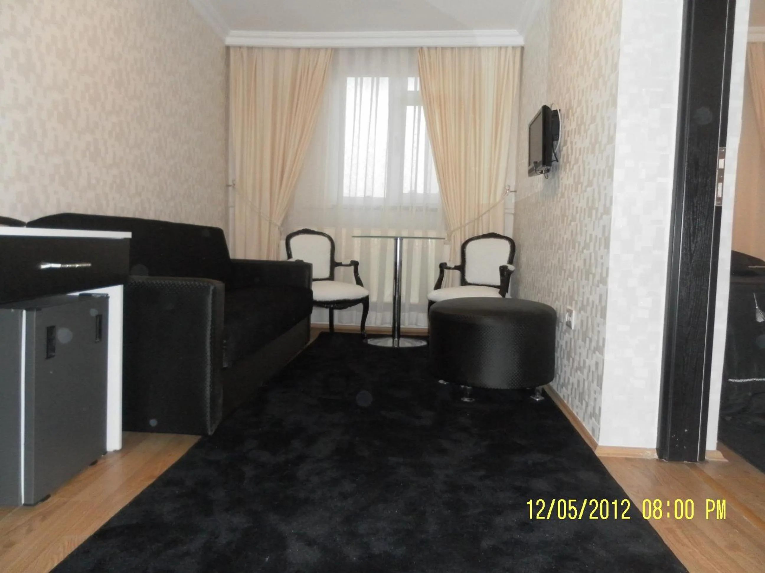 Seating Area in Hotel La White