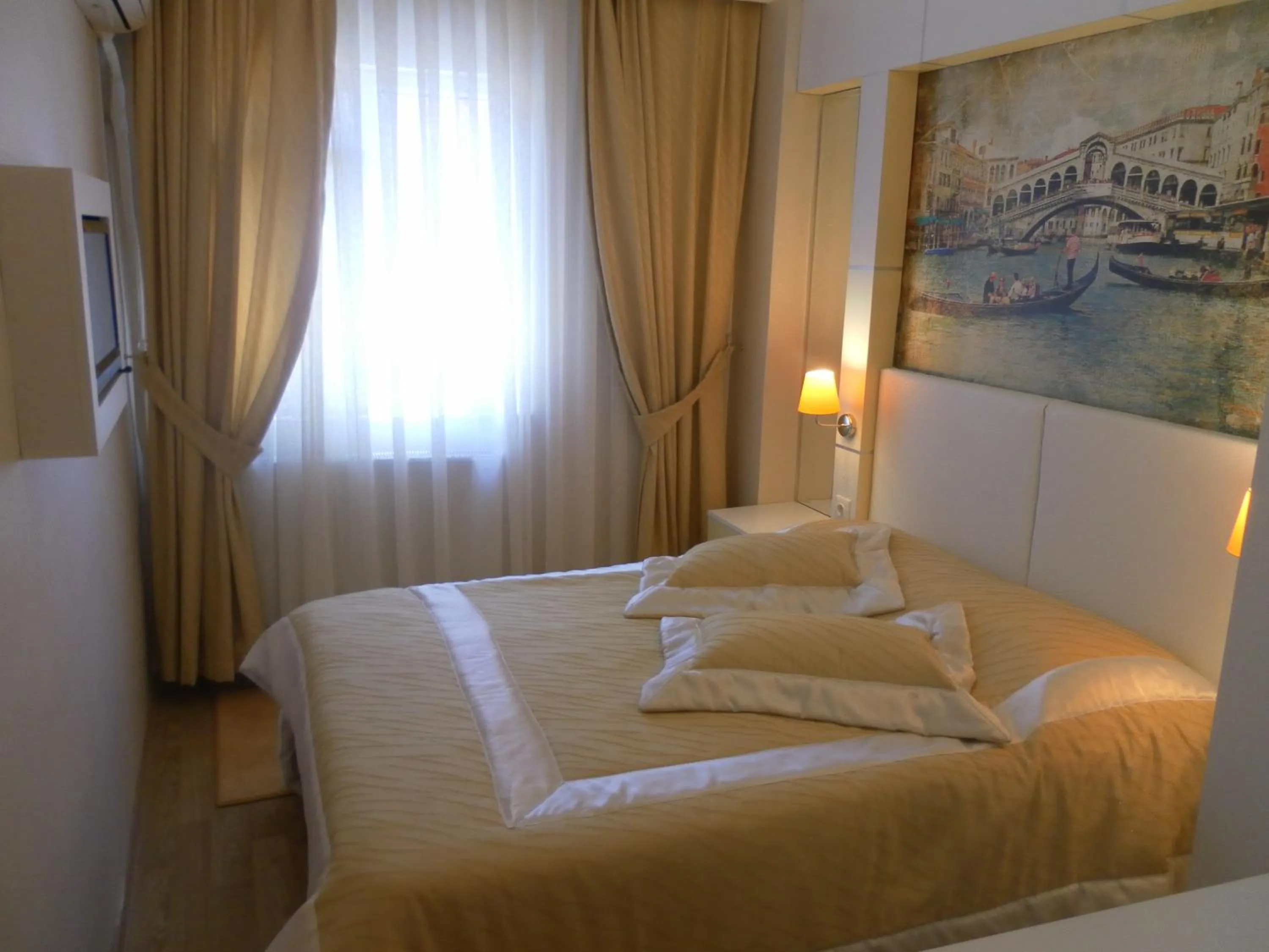 Bedroom in Hotel La White