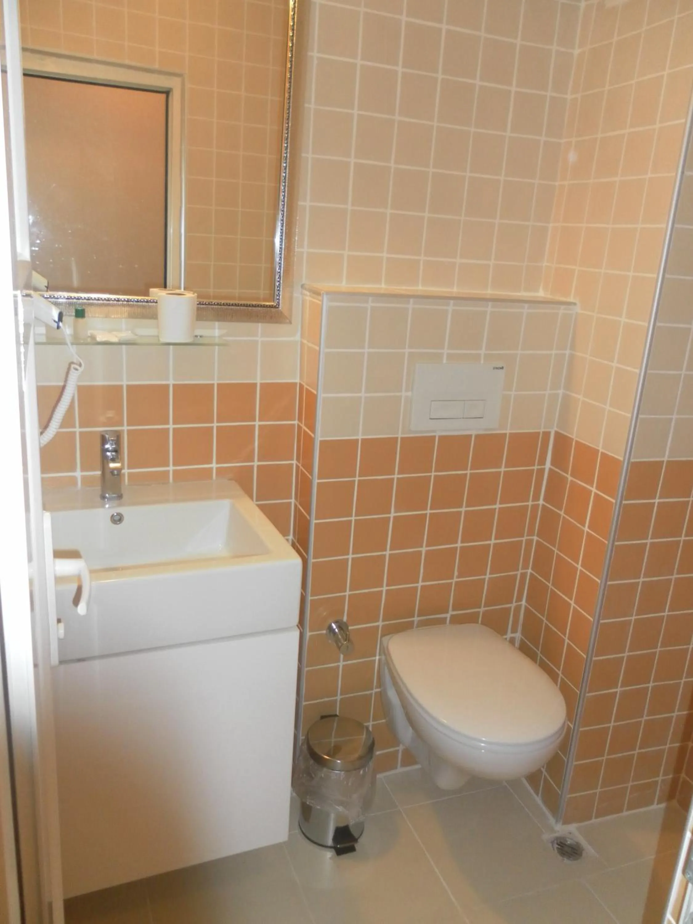 Bathroom in Hotel La White