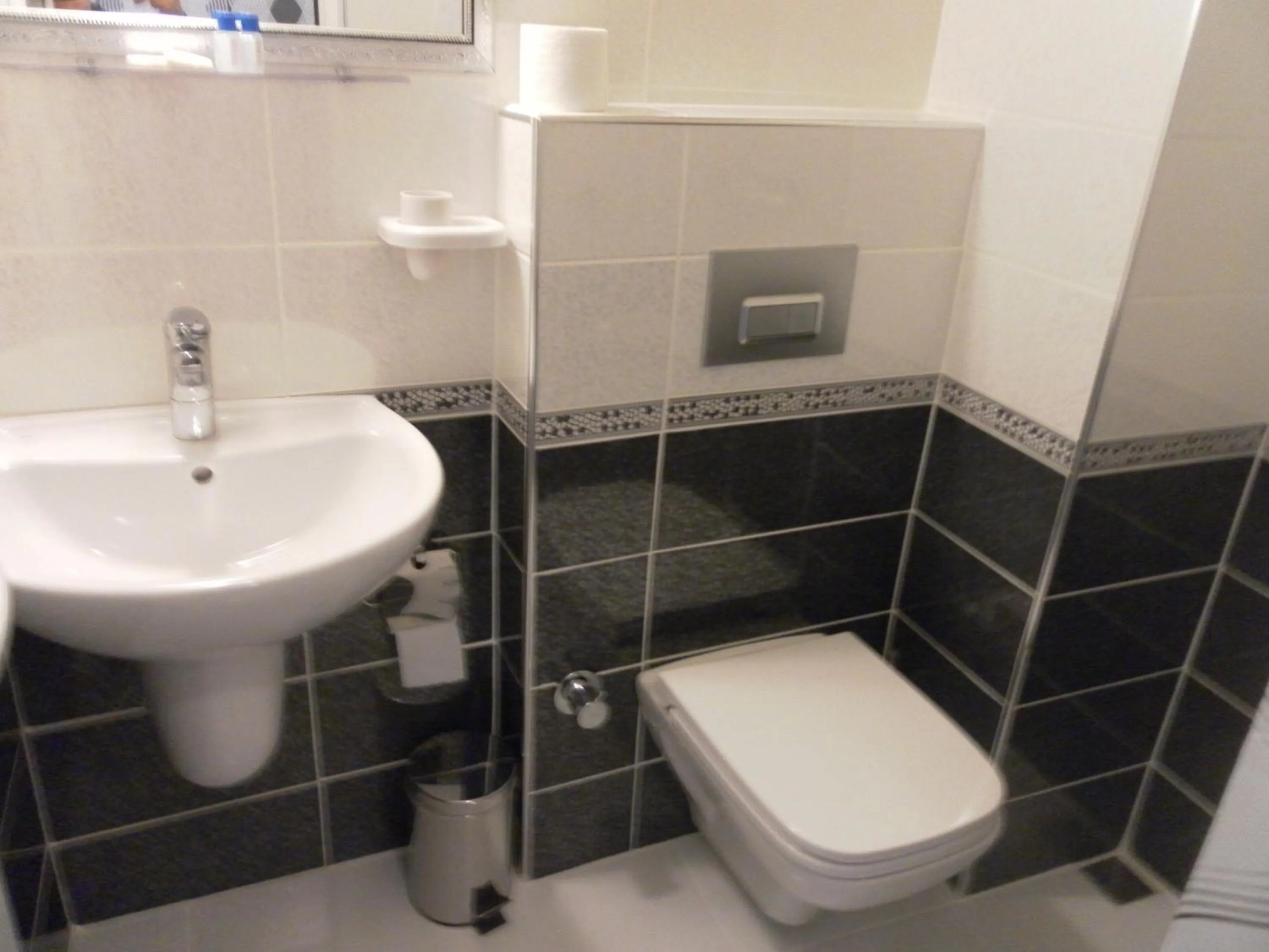 Bathroom in Hotel La White