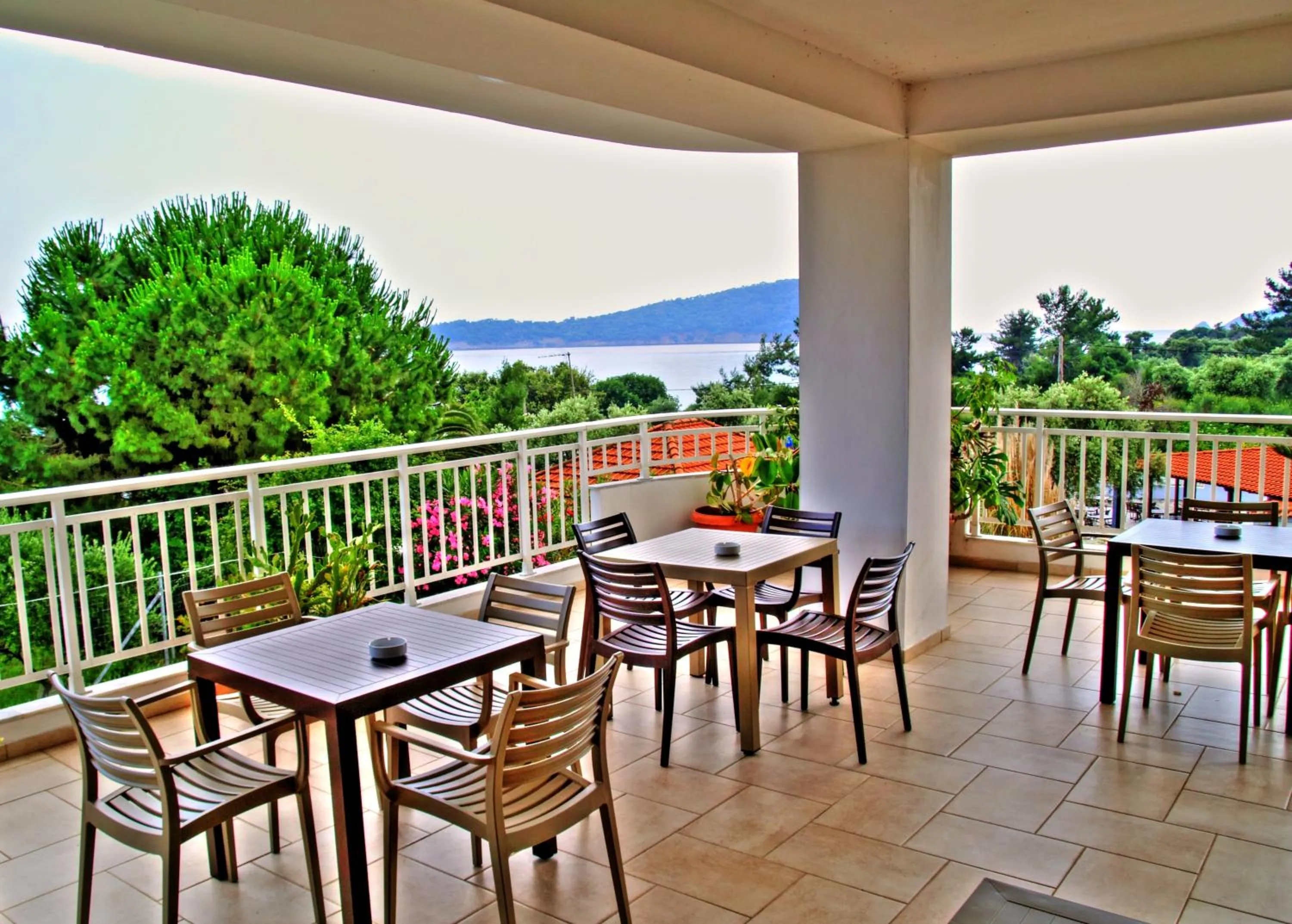 Restaurant/places to eat in Maranton Beach Hotel