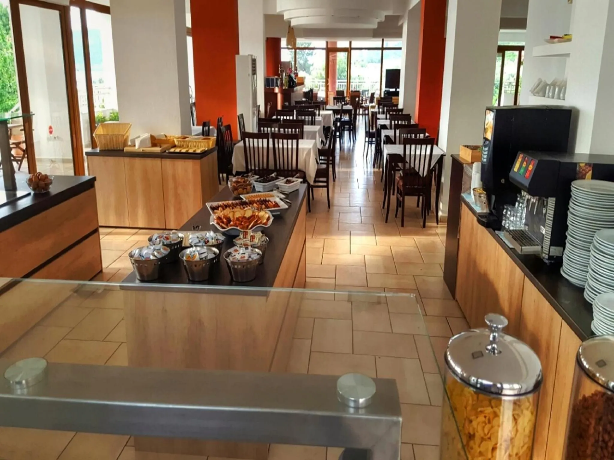 Restaurant/places to eat in Maranton Beach Hotel
