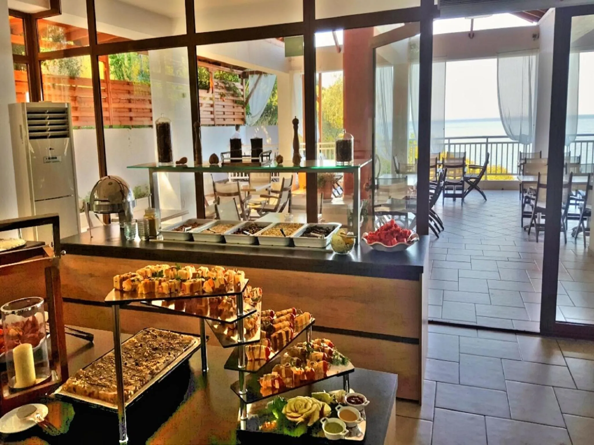 Restaurant/places to eat in Maranton Beach Hotel