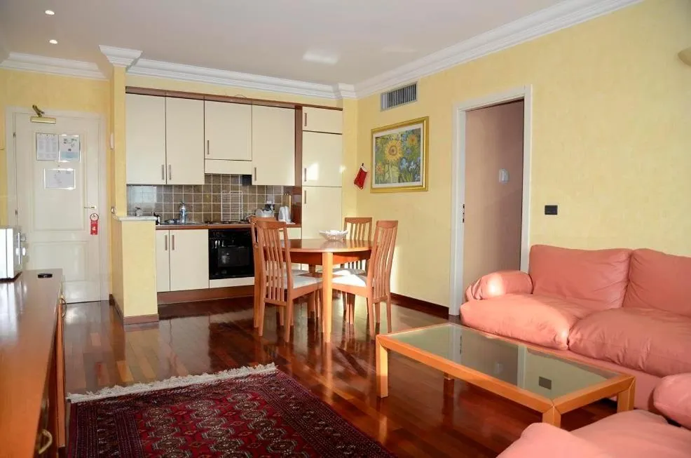 Kitchen or kitchenette in River Palace Hotel