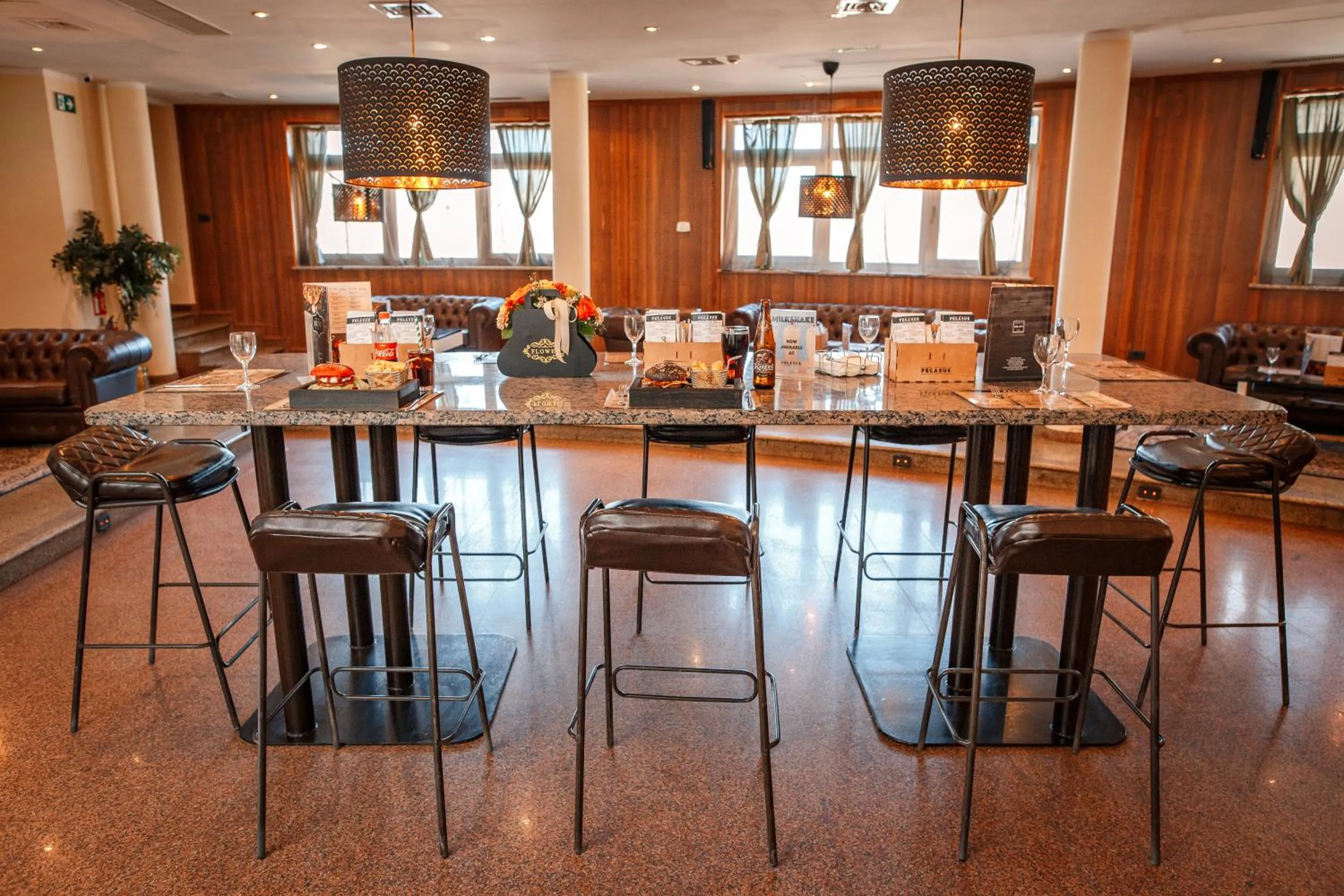 Restaurant/places to eat in River Palace Hotel