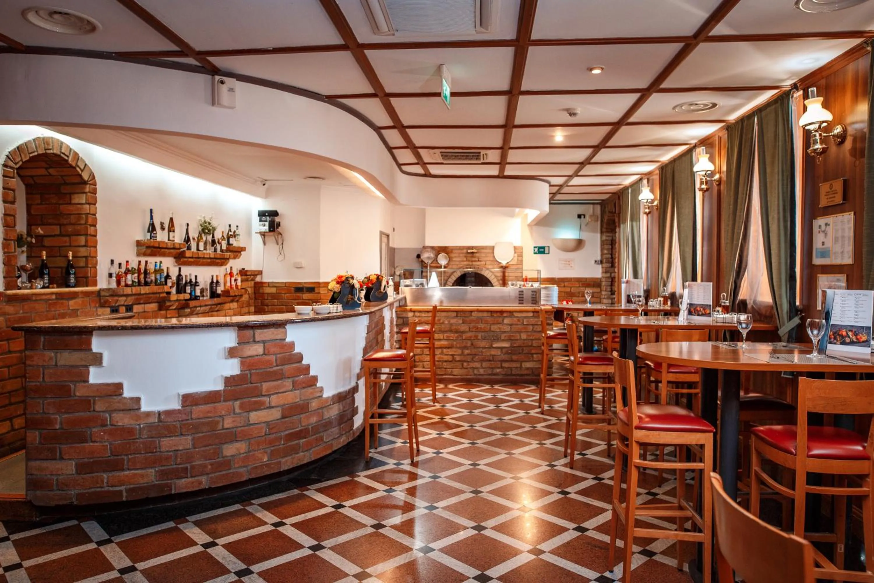 Restaurant/places to eat in River Palace Hotel