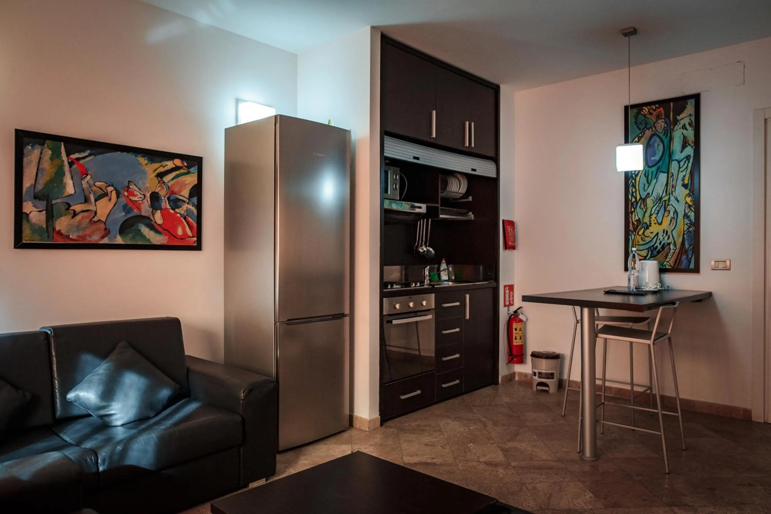 Kitchen or kitchenette in River Palace Hotel