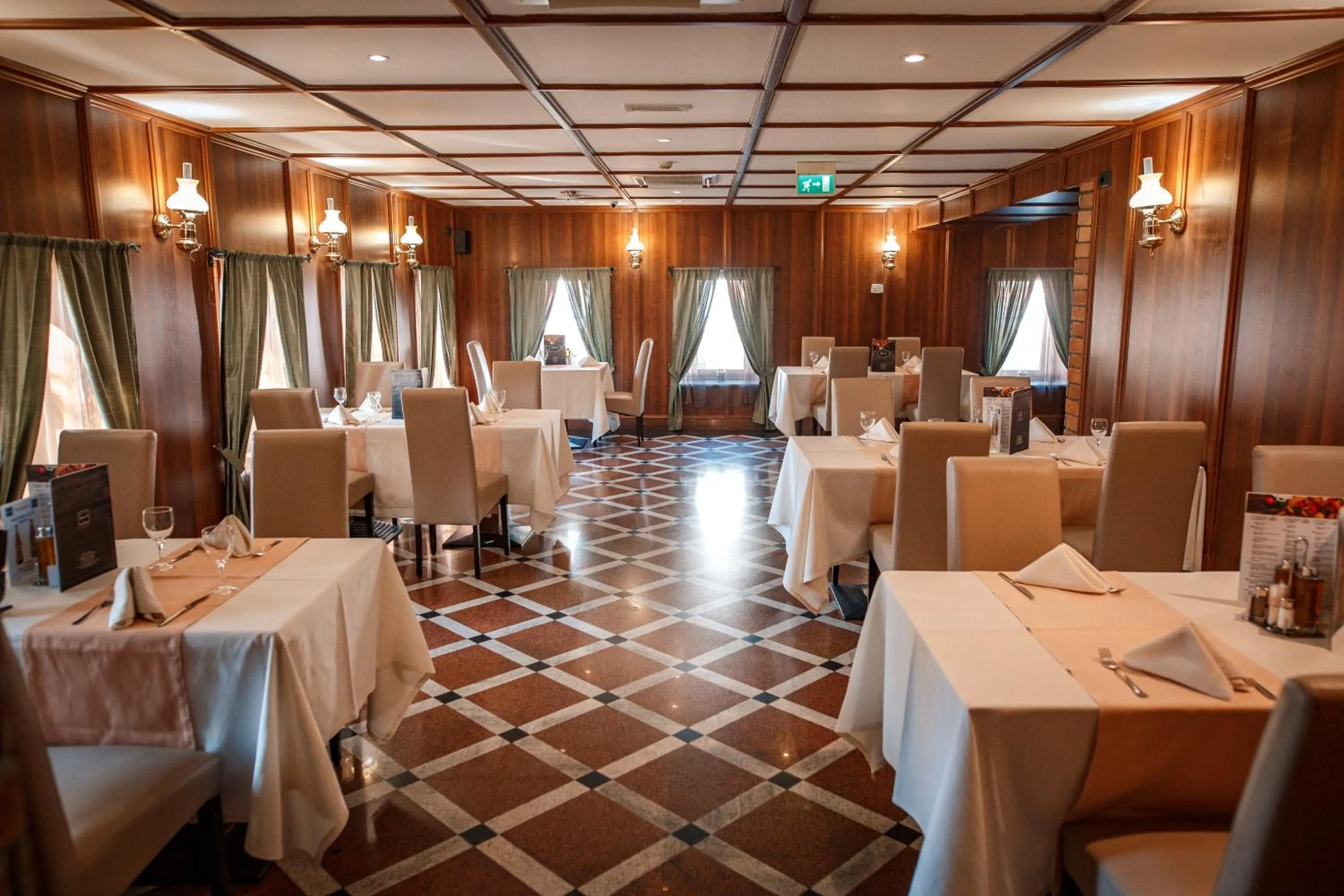 Restaurant/places to eat in River Palace Hotel