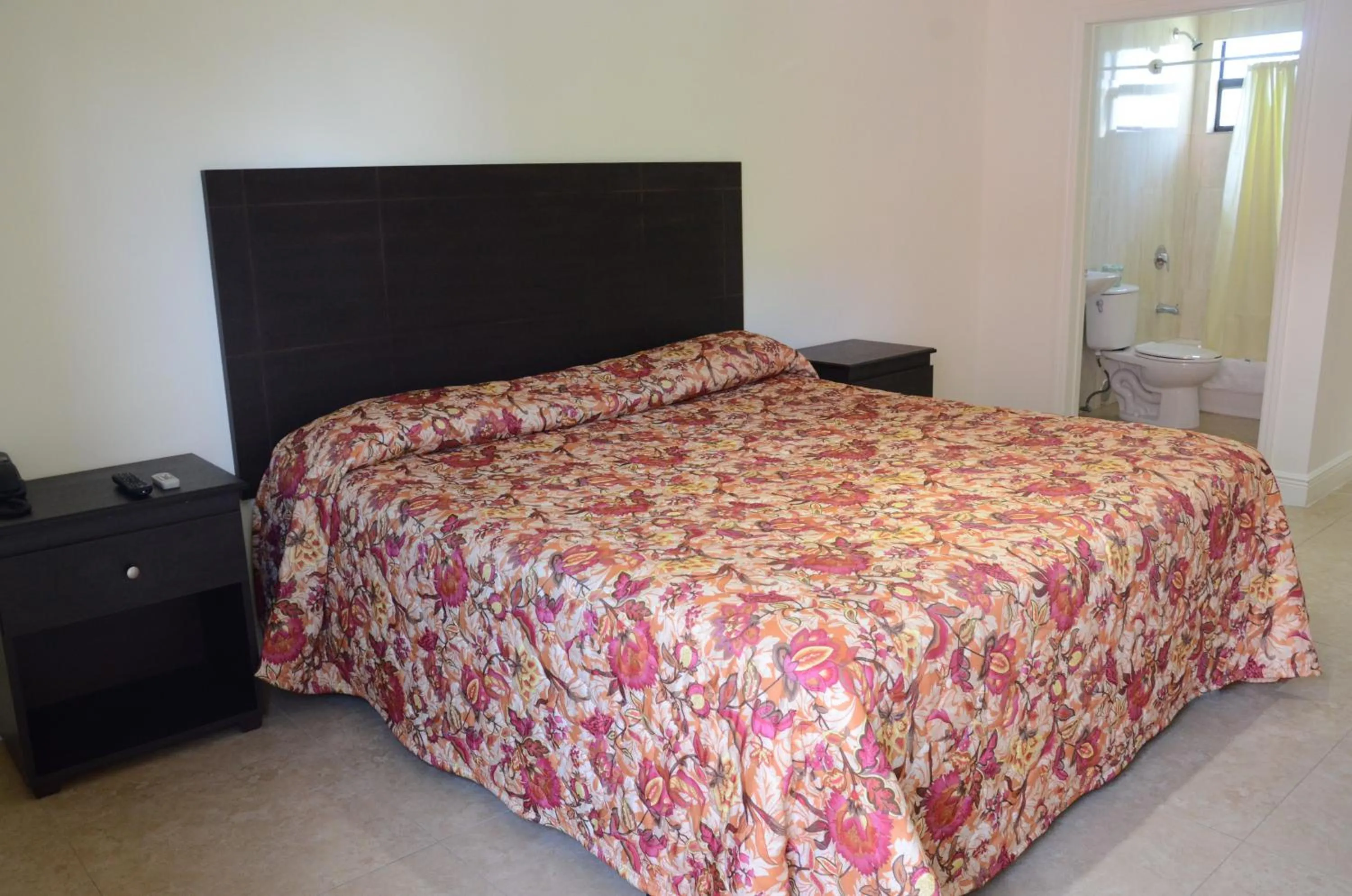 Bedroom, Bed in Carl's El Padre Motel