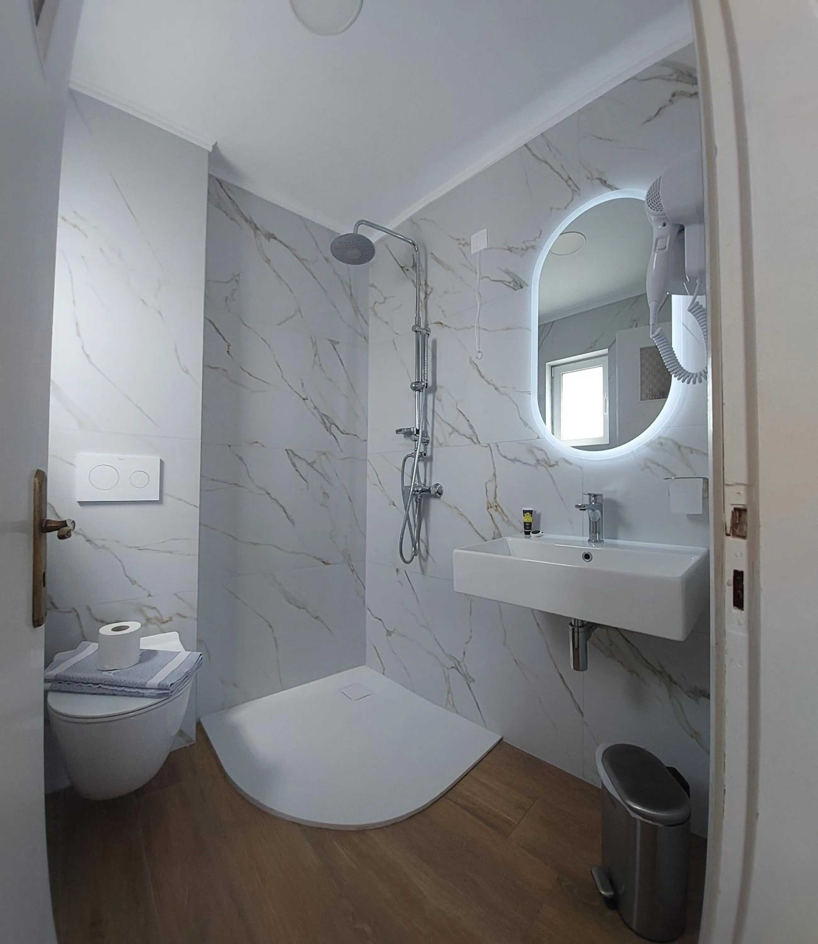 Shower in Hotel Avra