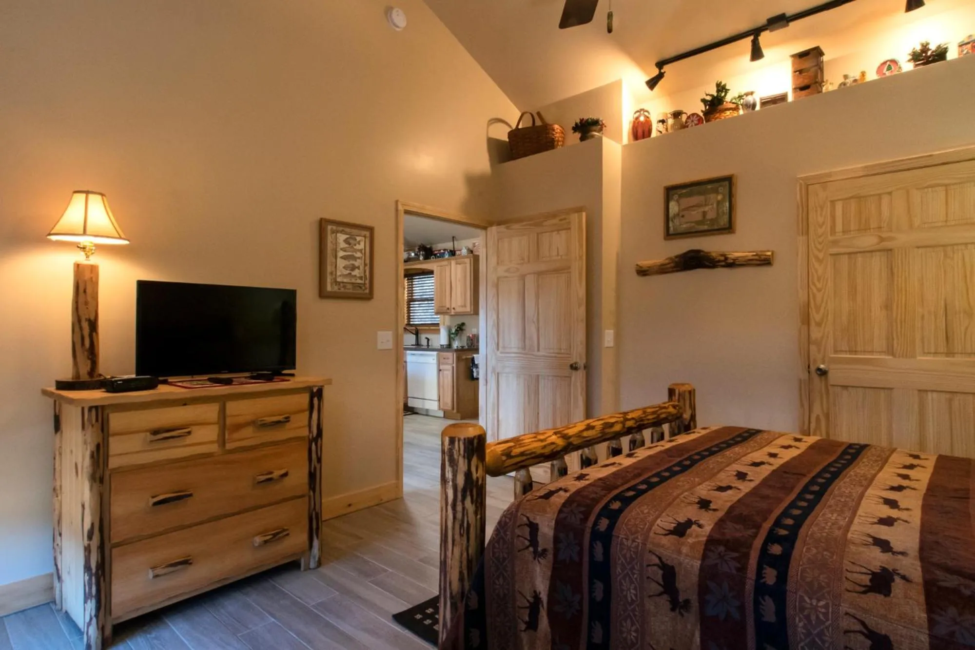 Communal lounge/ TV room, Bed in Calhoun House Inn & Suites