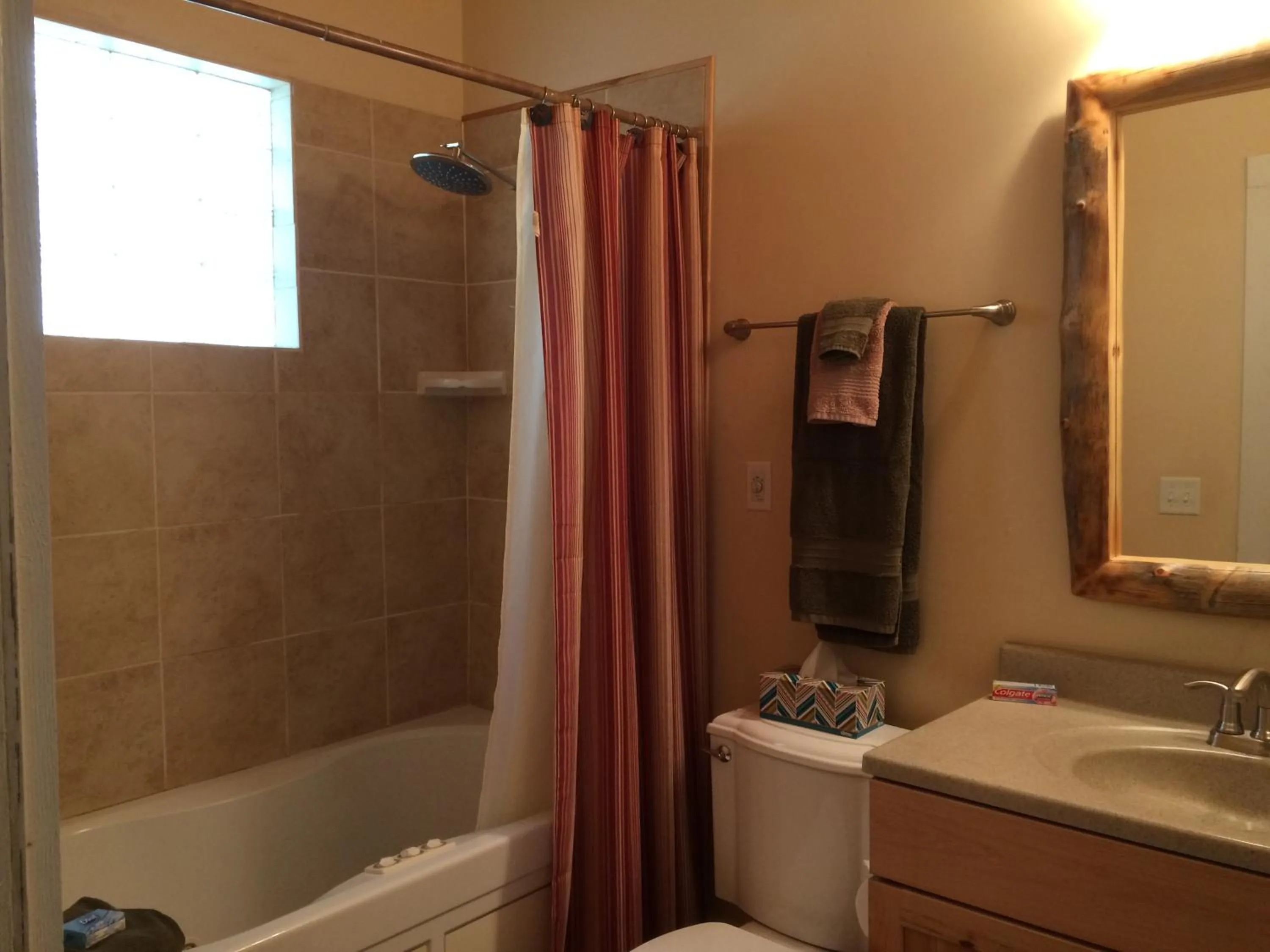 Bathroom in Calhoun House Inn & Suites