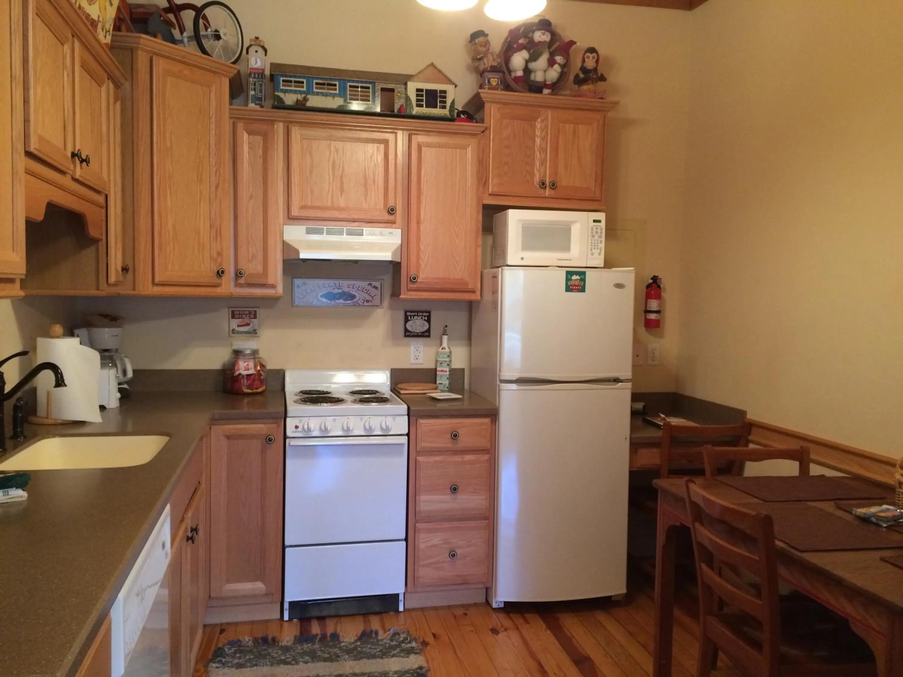 Kitchen or kitchenette in Calhoun House Inn & Suites