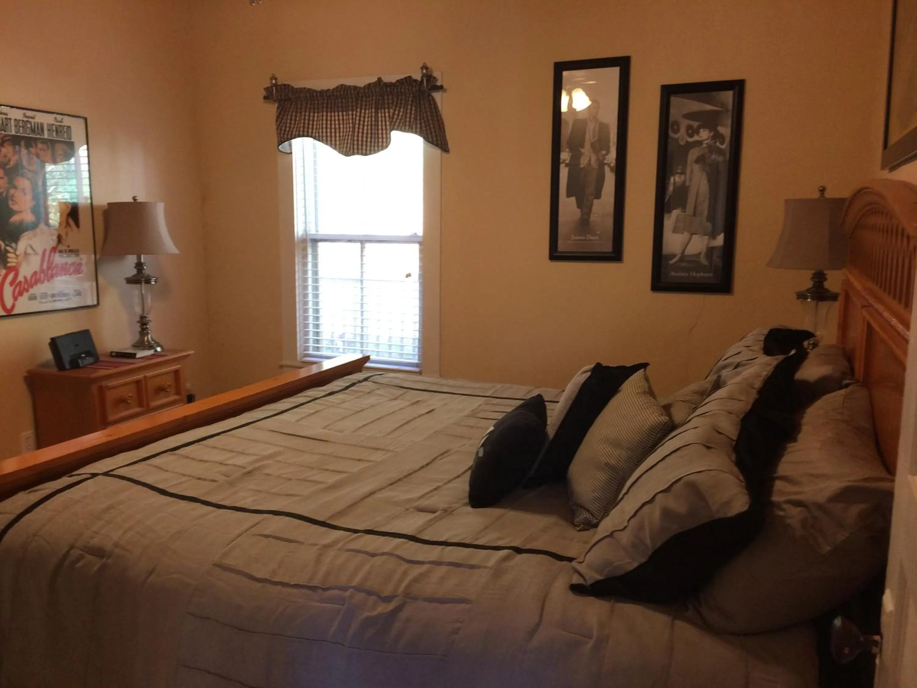 Bedroom, Bed in Calhoun House Inn & Suites