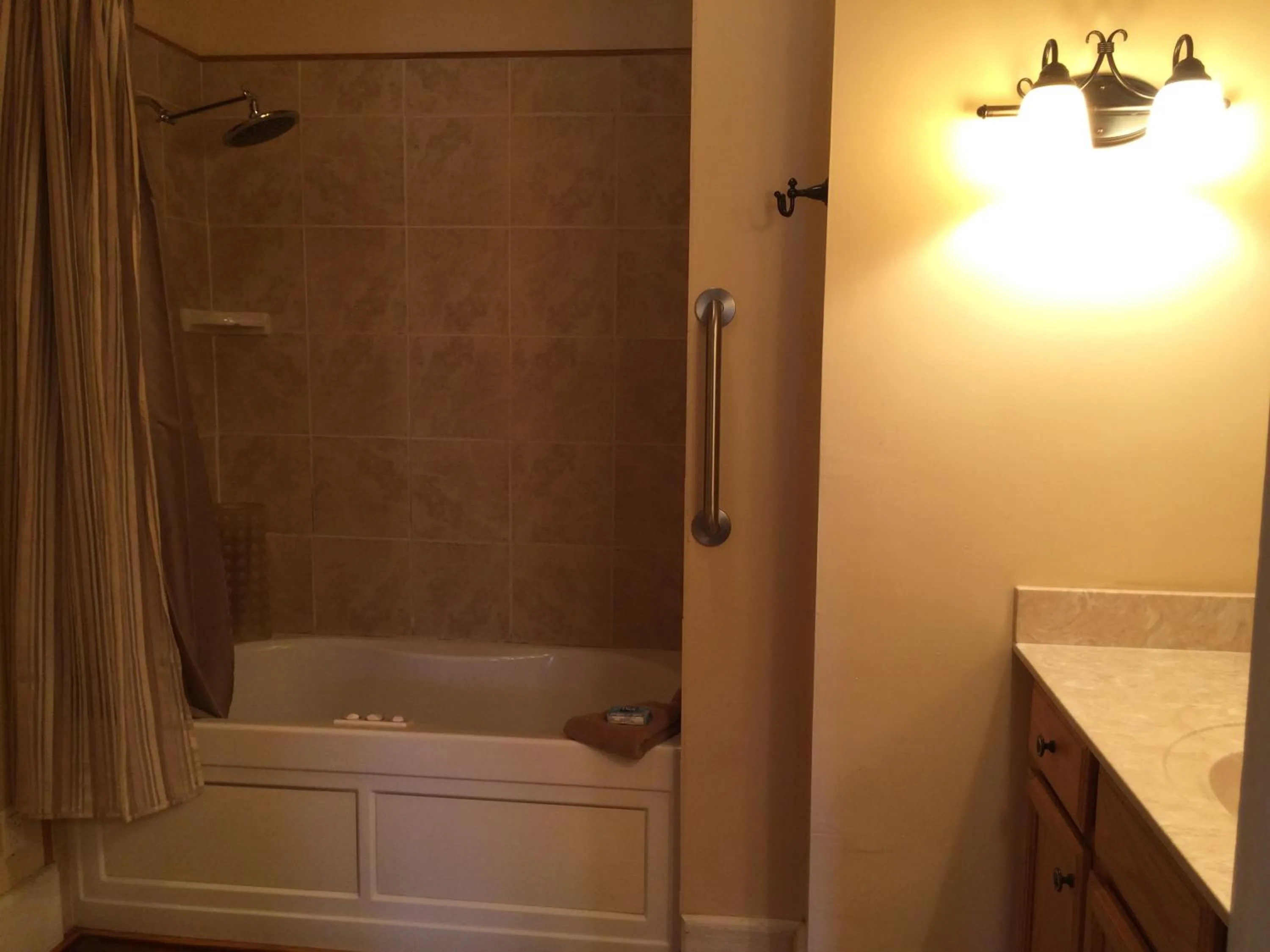 Shower in Calhoun House Inn & Suites