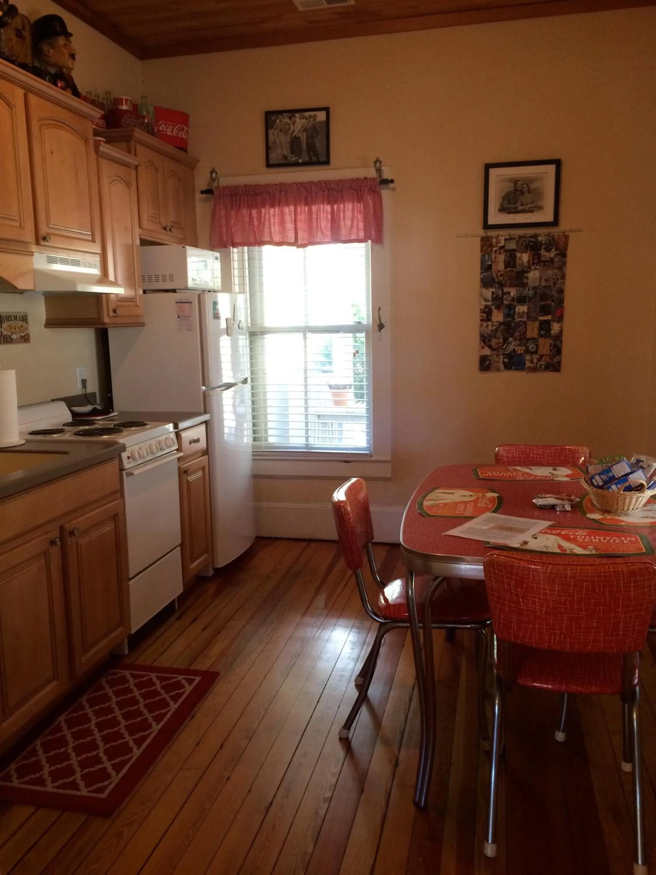 Kitchen or kitchenette in Calhoun House Inn & Suites