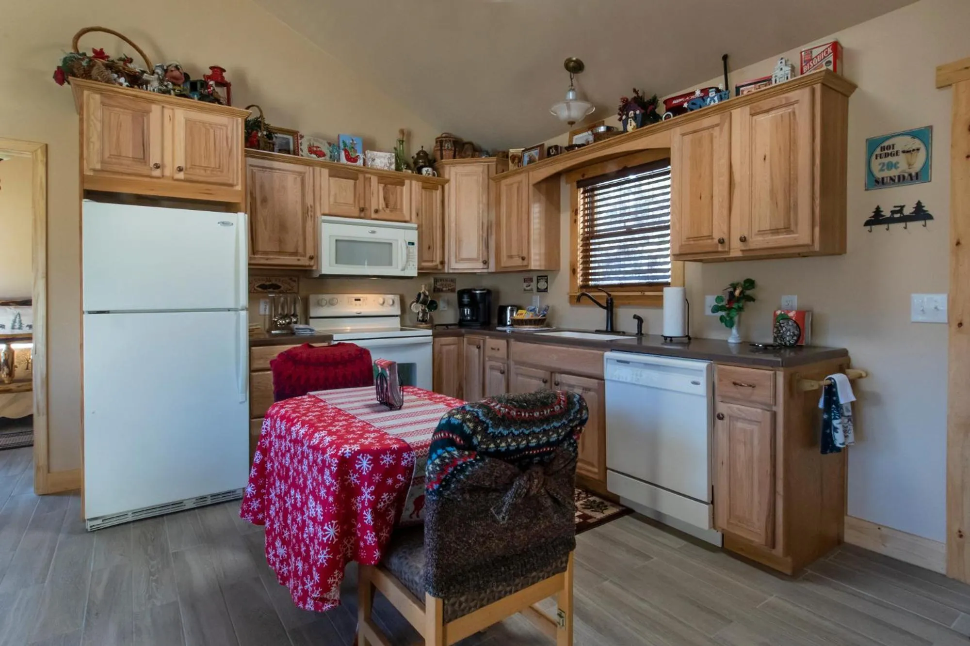 Kitchen or kitchenette in Calhoun House Inn & Suites