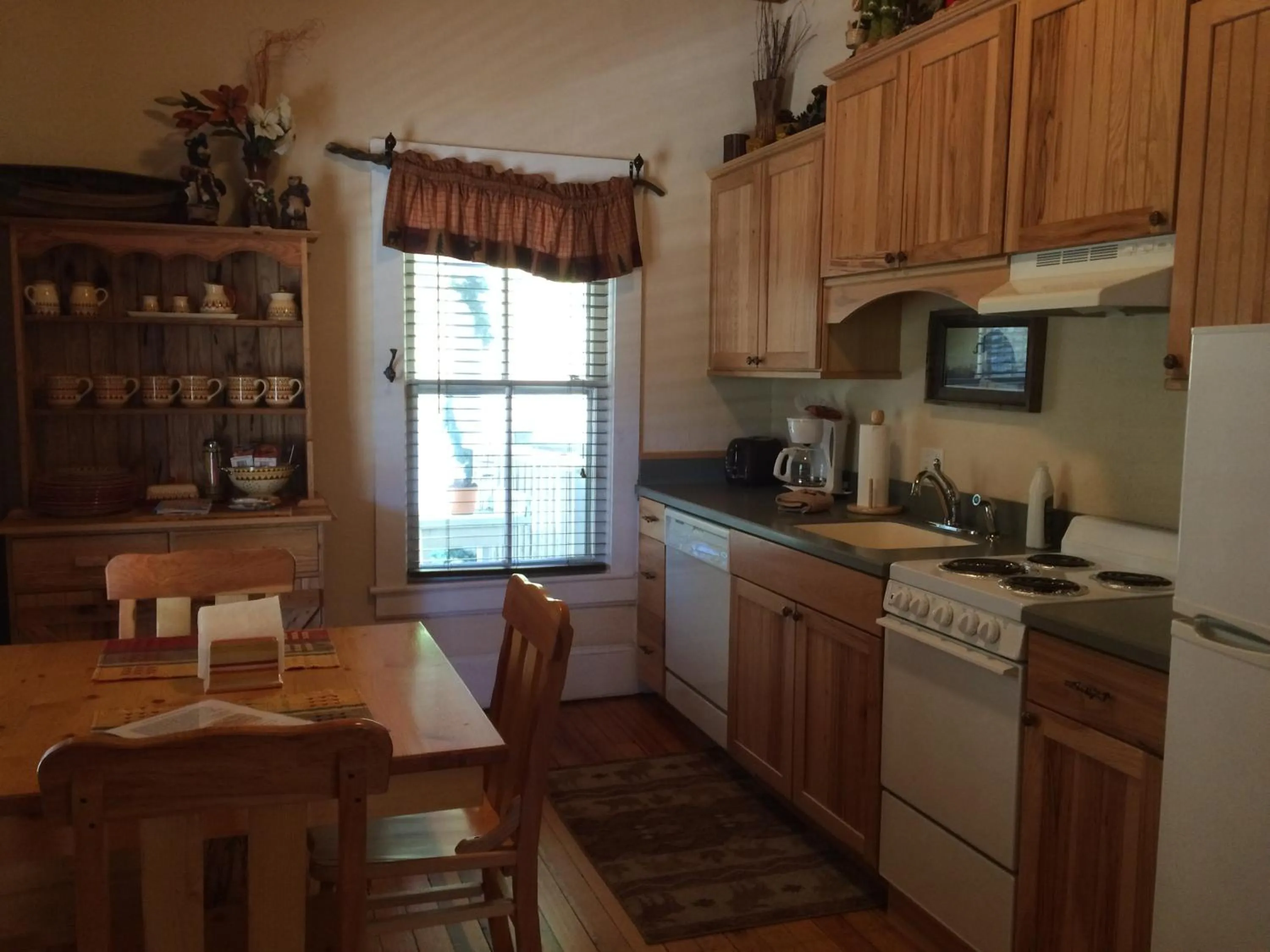 Kitchen or kitchenette in Calhoun House Inn & Suites