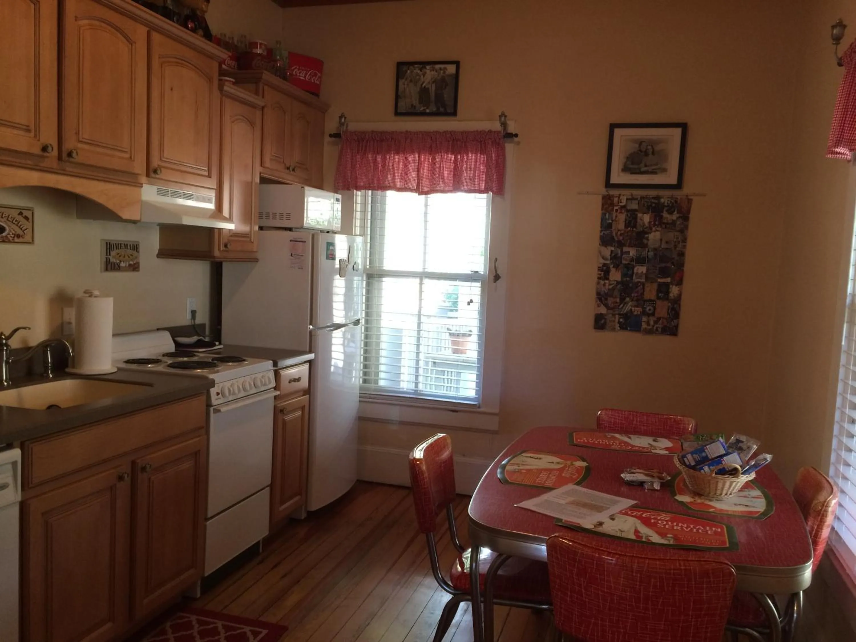 Kitchen or kitchenette in Calhoun House Inn & Suites