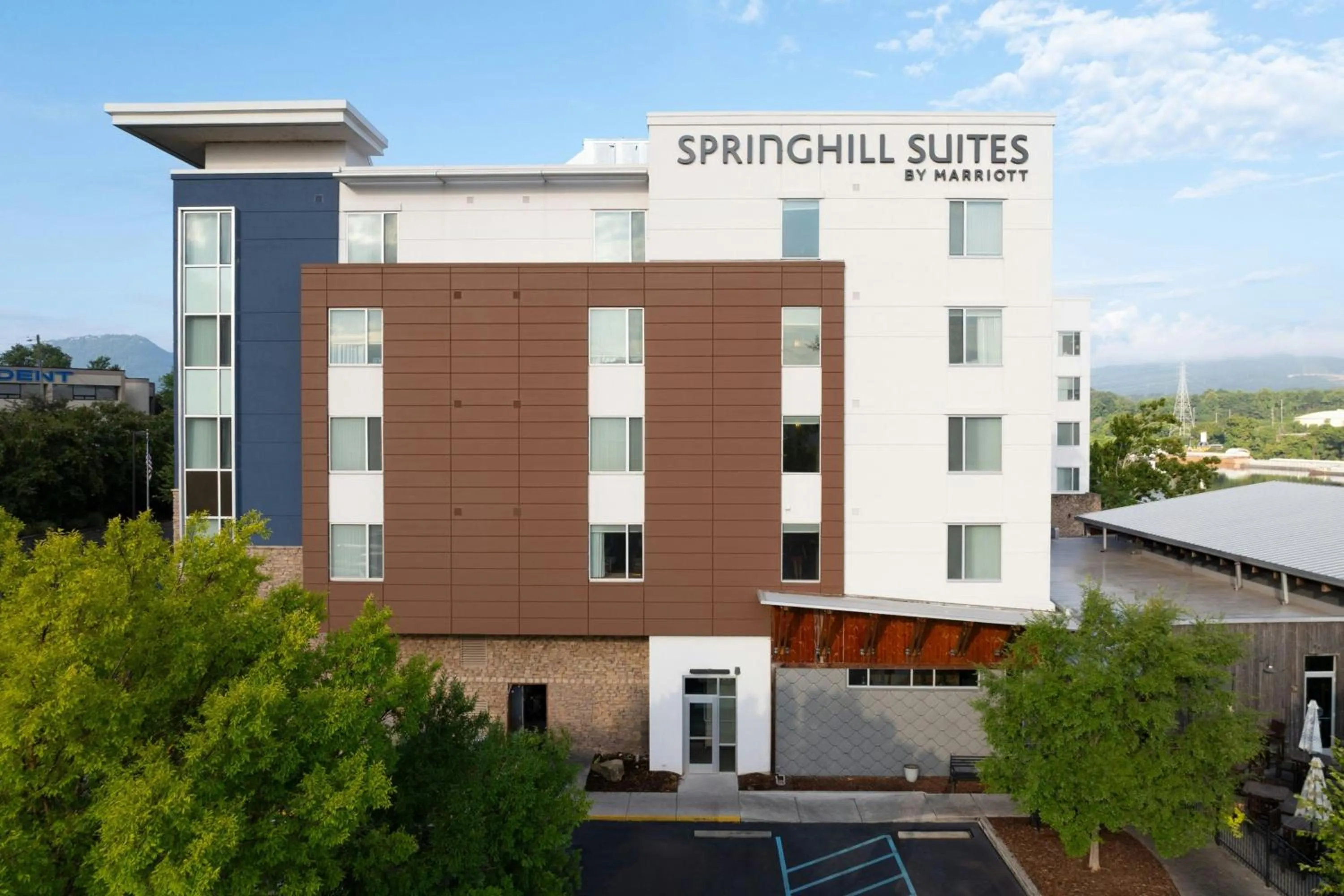 Property building in SpringHill Suites by Marriott Downtown Chattanooga/Cameron Harbor