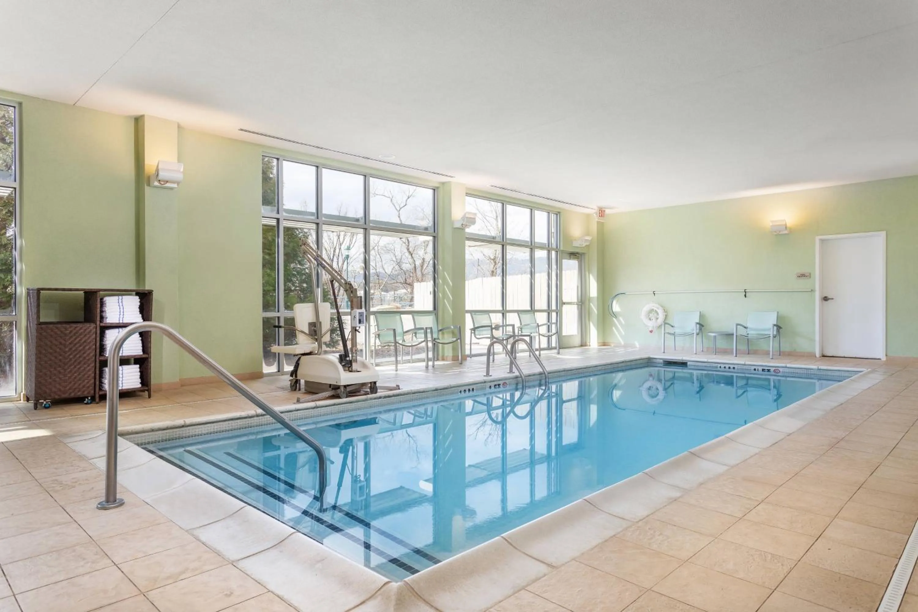 Swimming pool in SpringHill Suites by Marriott Downtown Chattanooga/Cameron Harbor