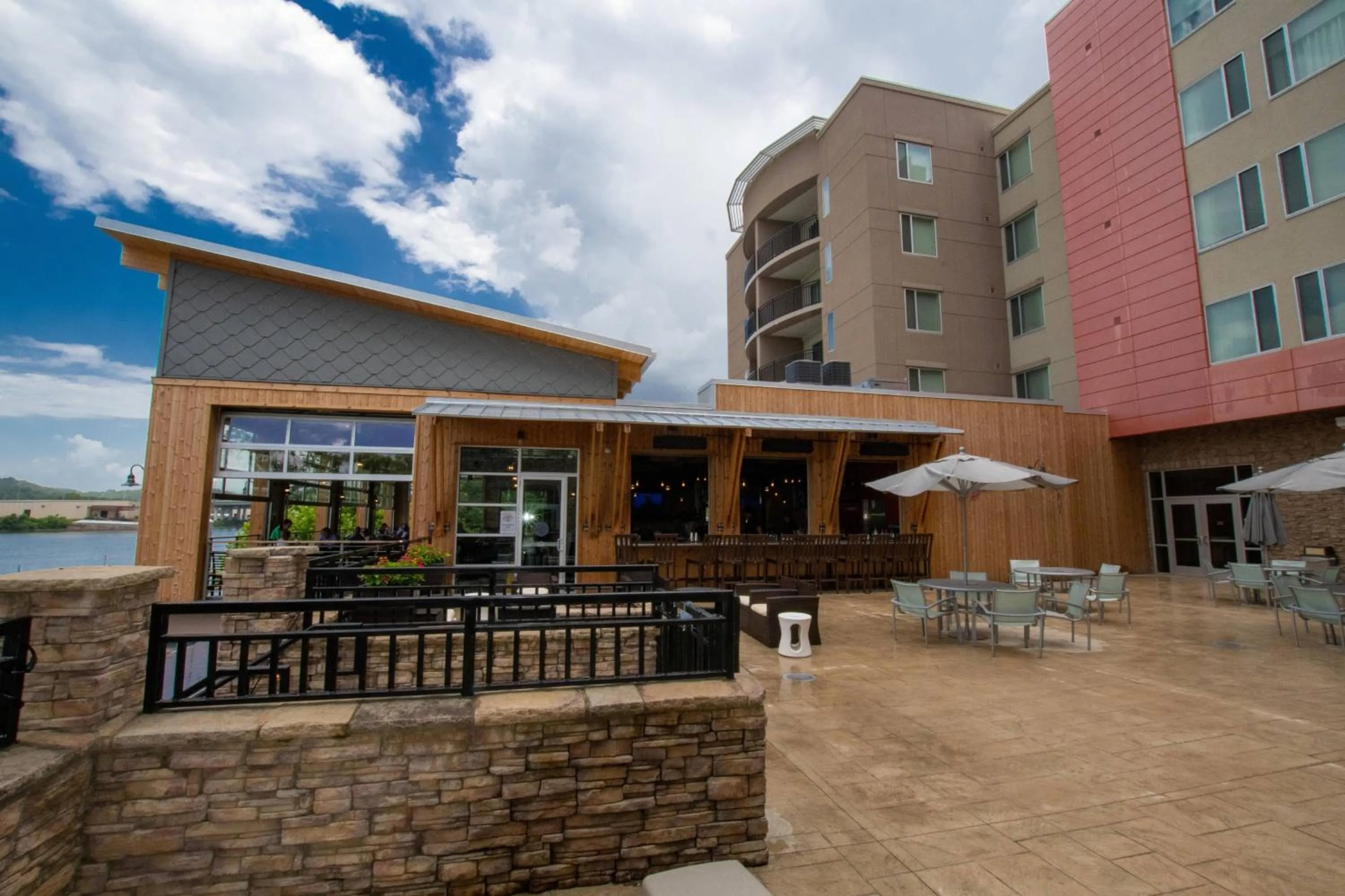 Restaurant/places to eat in SpringHill Suites by Marriott Downtown Chattanooga/Cameron Harbor