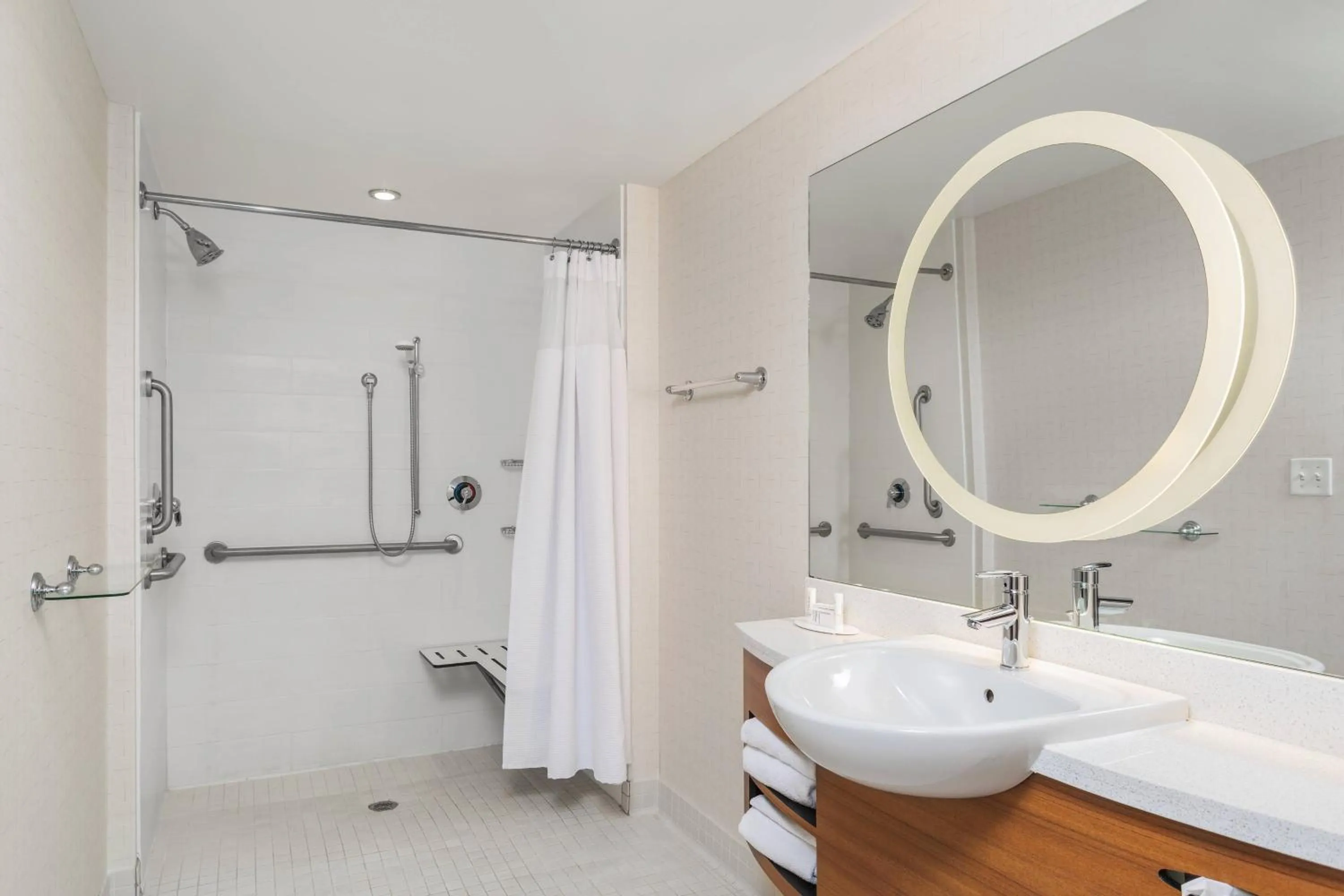 Bathroom in SpringHill Suites by Marriott Downtown Chattanooga/Cameron Harbor