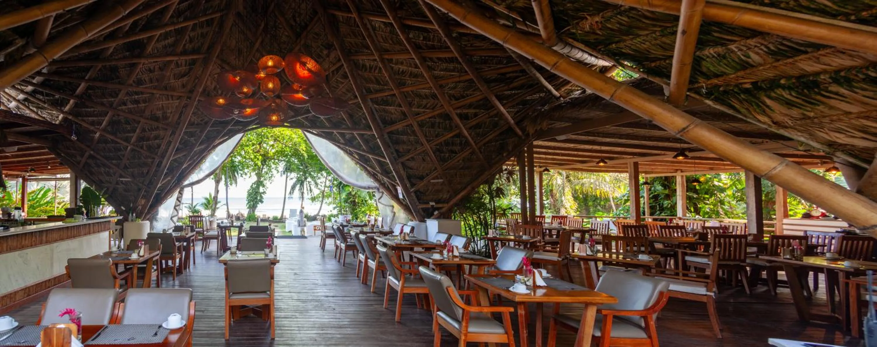 Restaurant/places to eat in Le Cameleon Hotel