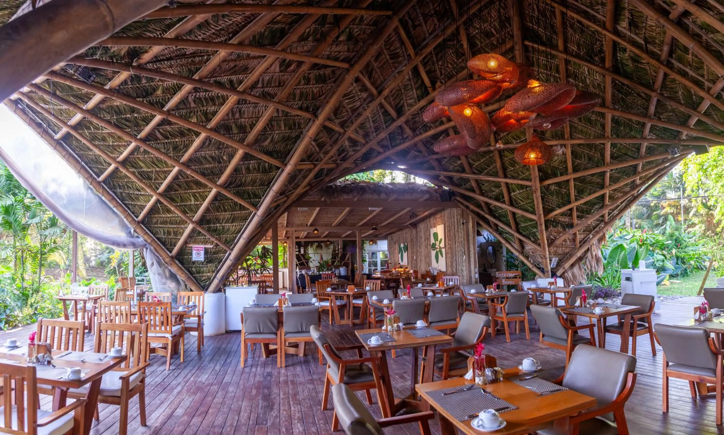 Restaurant/places to eat in Le Cameleon Hotel
