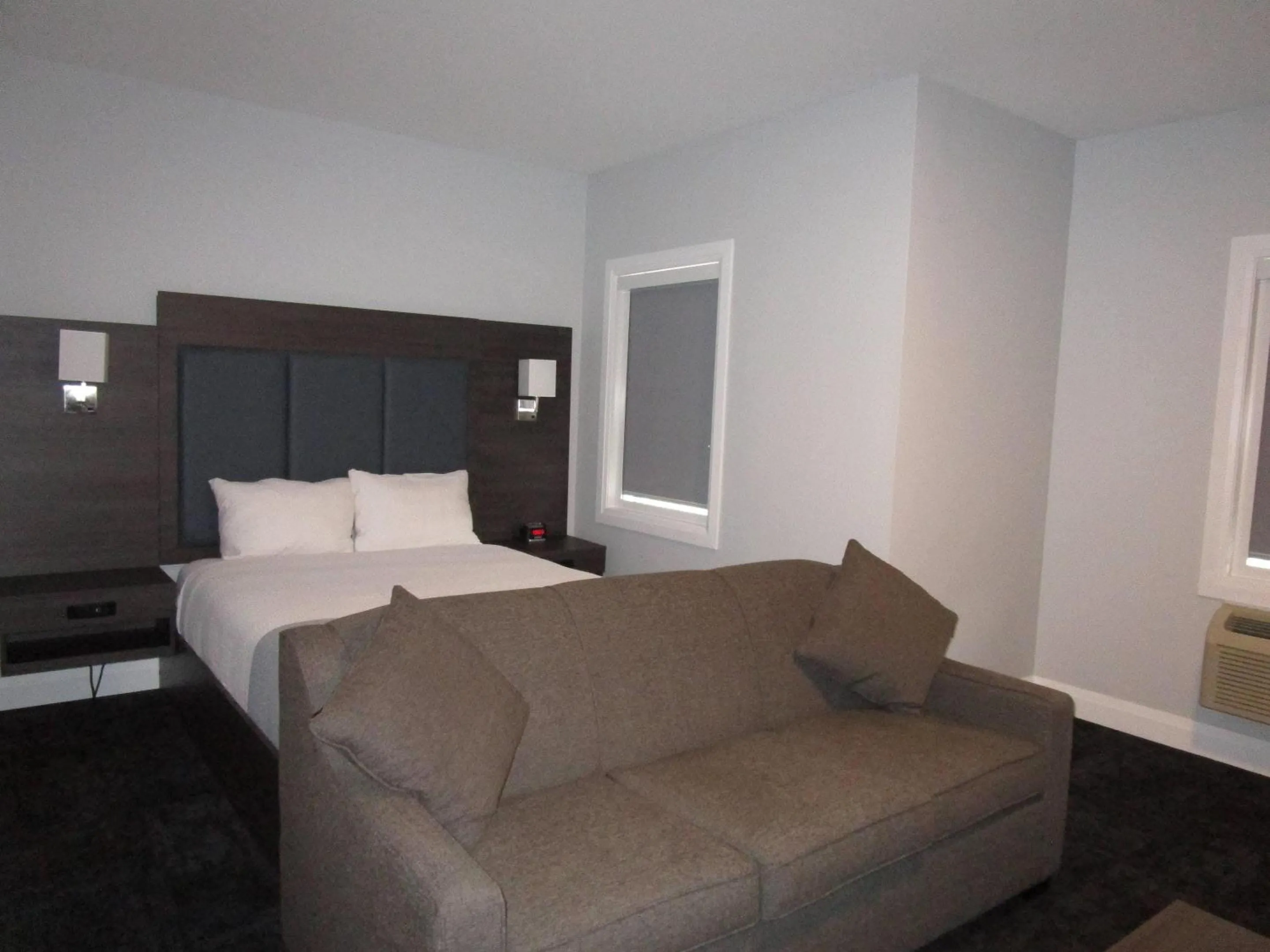 Bedroom, Bed in Park Inn by Radisson Osoyoos