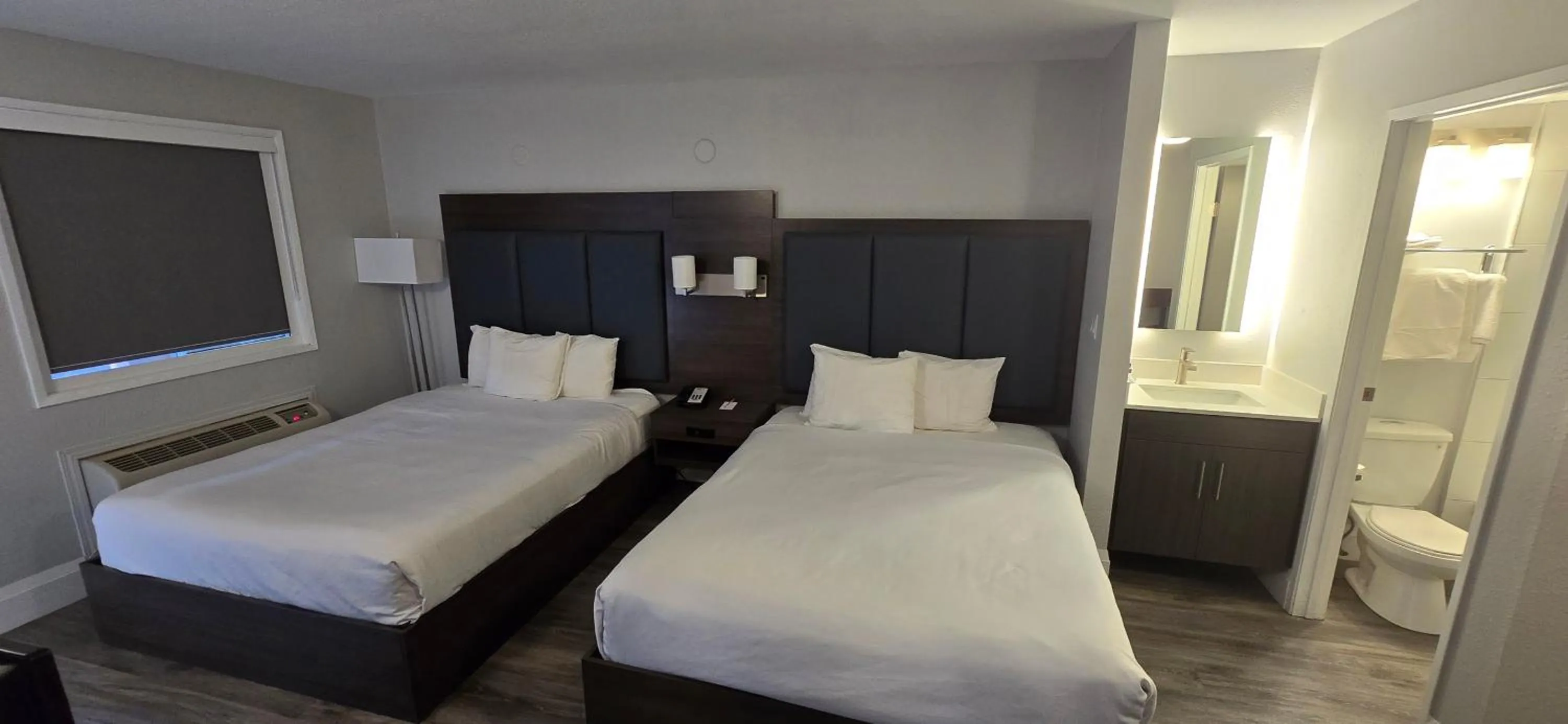 Bathroom, Bed in Park Inn by Radisson Osoyoos