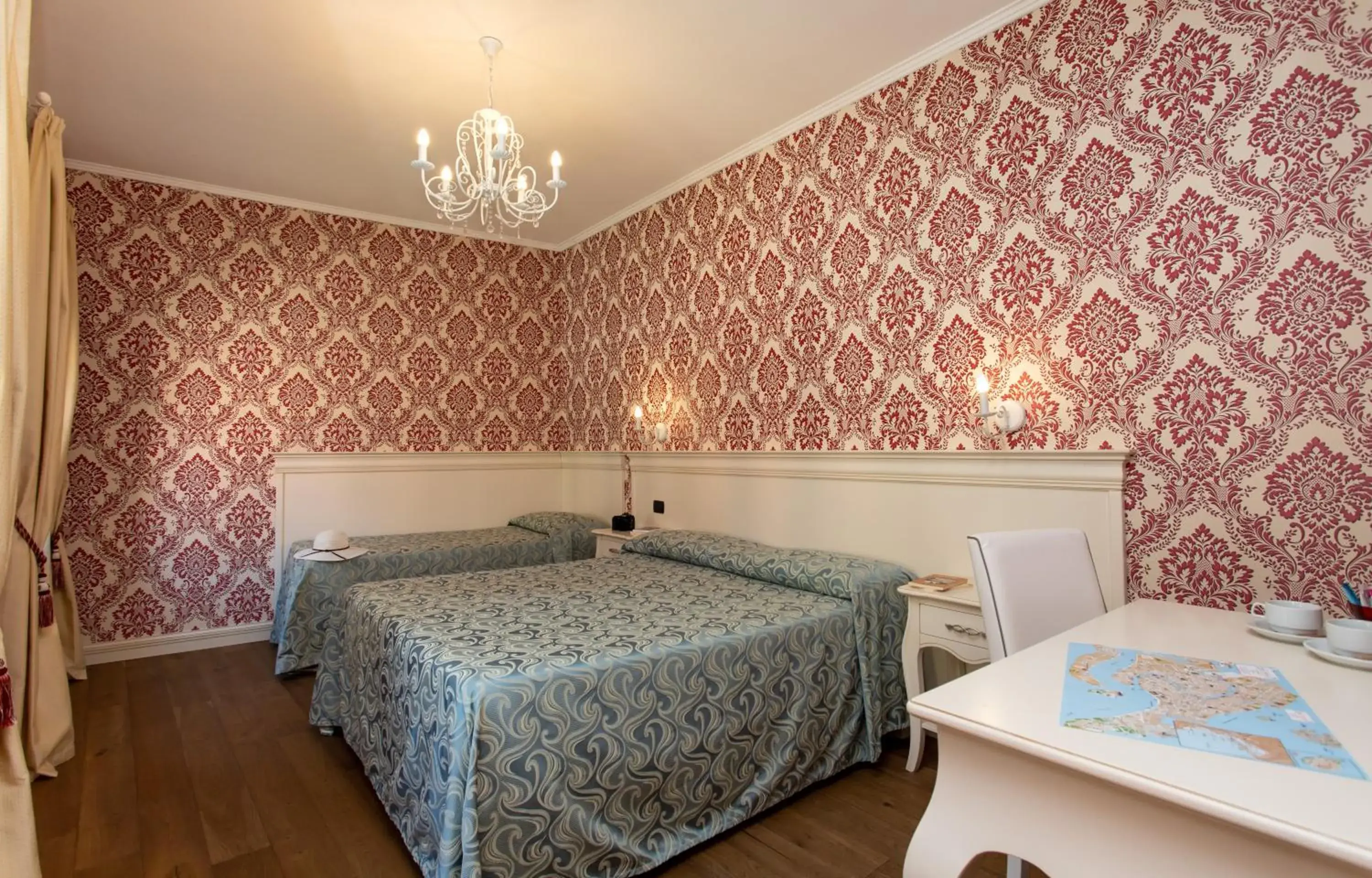 Superior Double or Twin Room with Canal View - single occupancy in Charming Palace Santa Fosca Superior Double or Twin Room with Canal View - single occupancy in Charming Palace Santa Fosca