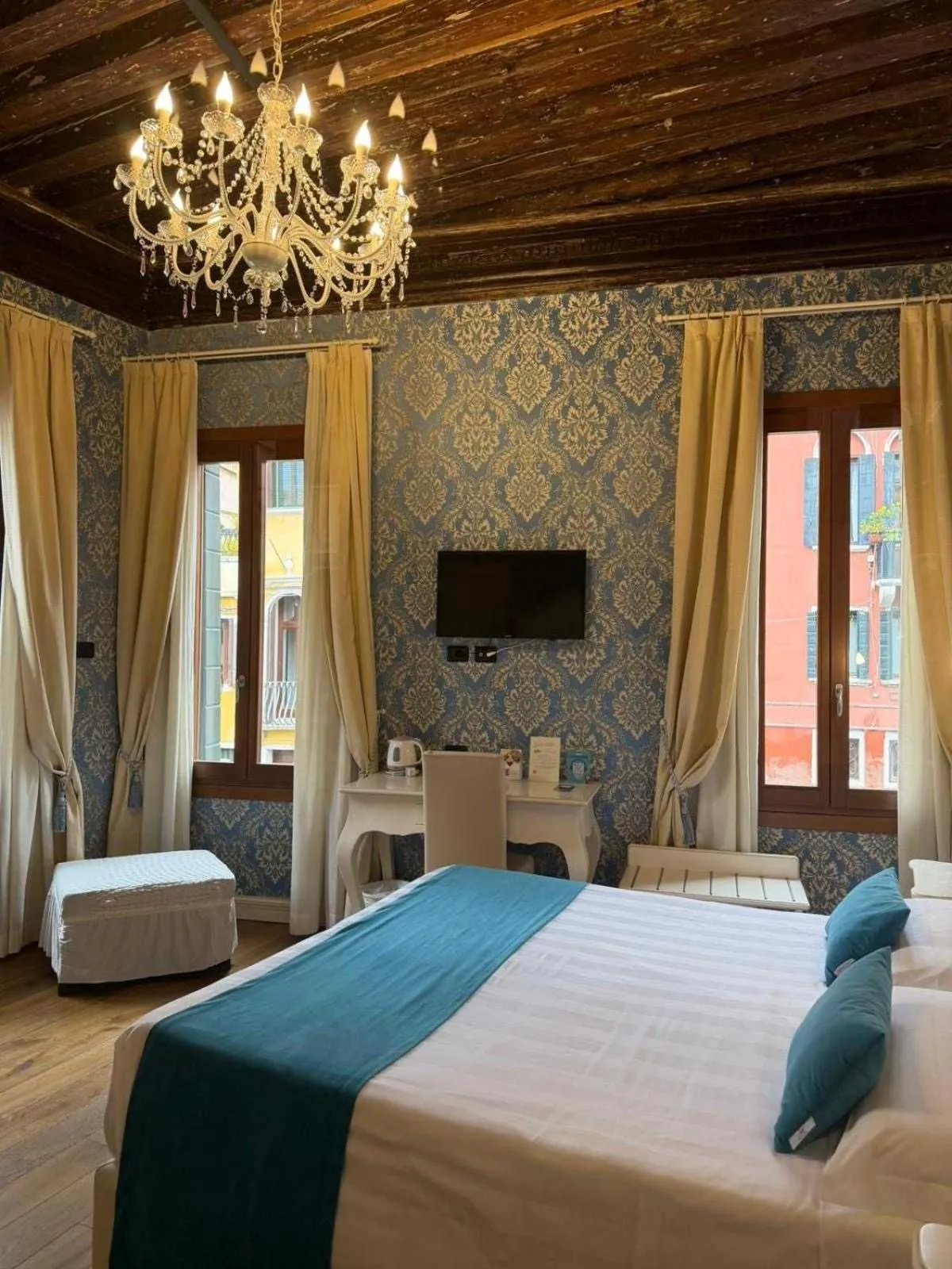 Bed in Charming Palace Santa Fosca