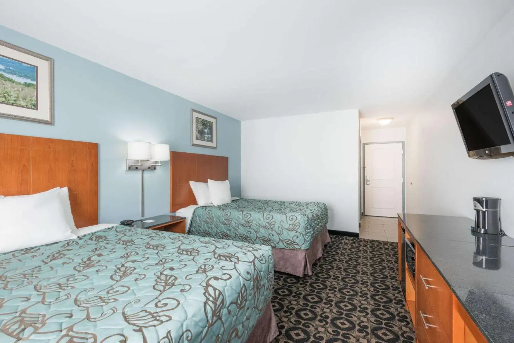 Queen Room with Two Queen Beds - Non-Smoking in Days Inn by Wyndham Watertown Fort Drum Queen Room with Two Queen Beds - Non-Smoking in Days Inn by Wyndham Watertown Fort Drum