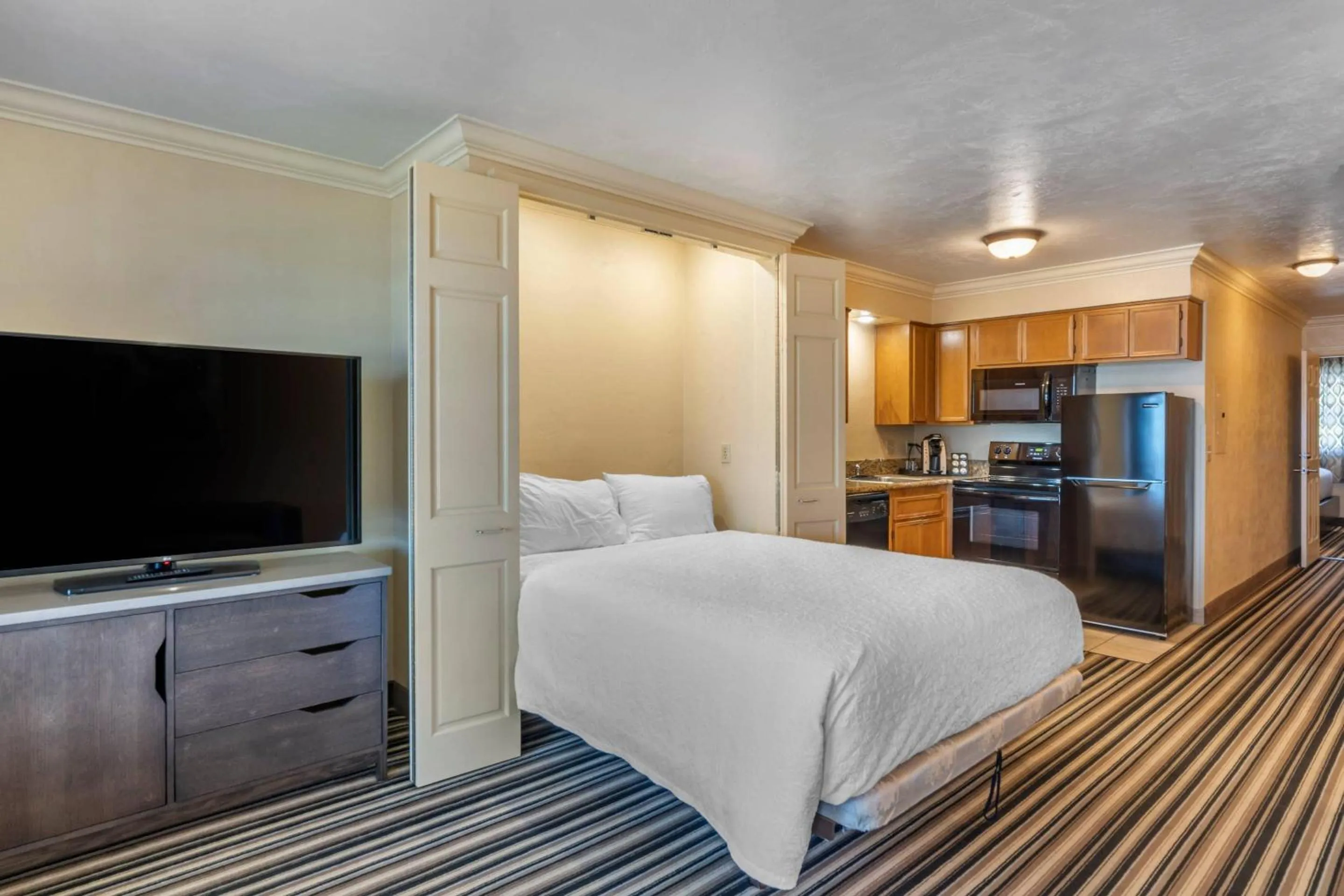 Bedroom, Bed in Lincoln Sands Oceanfront Resort, an Ascend Collection Hotel