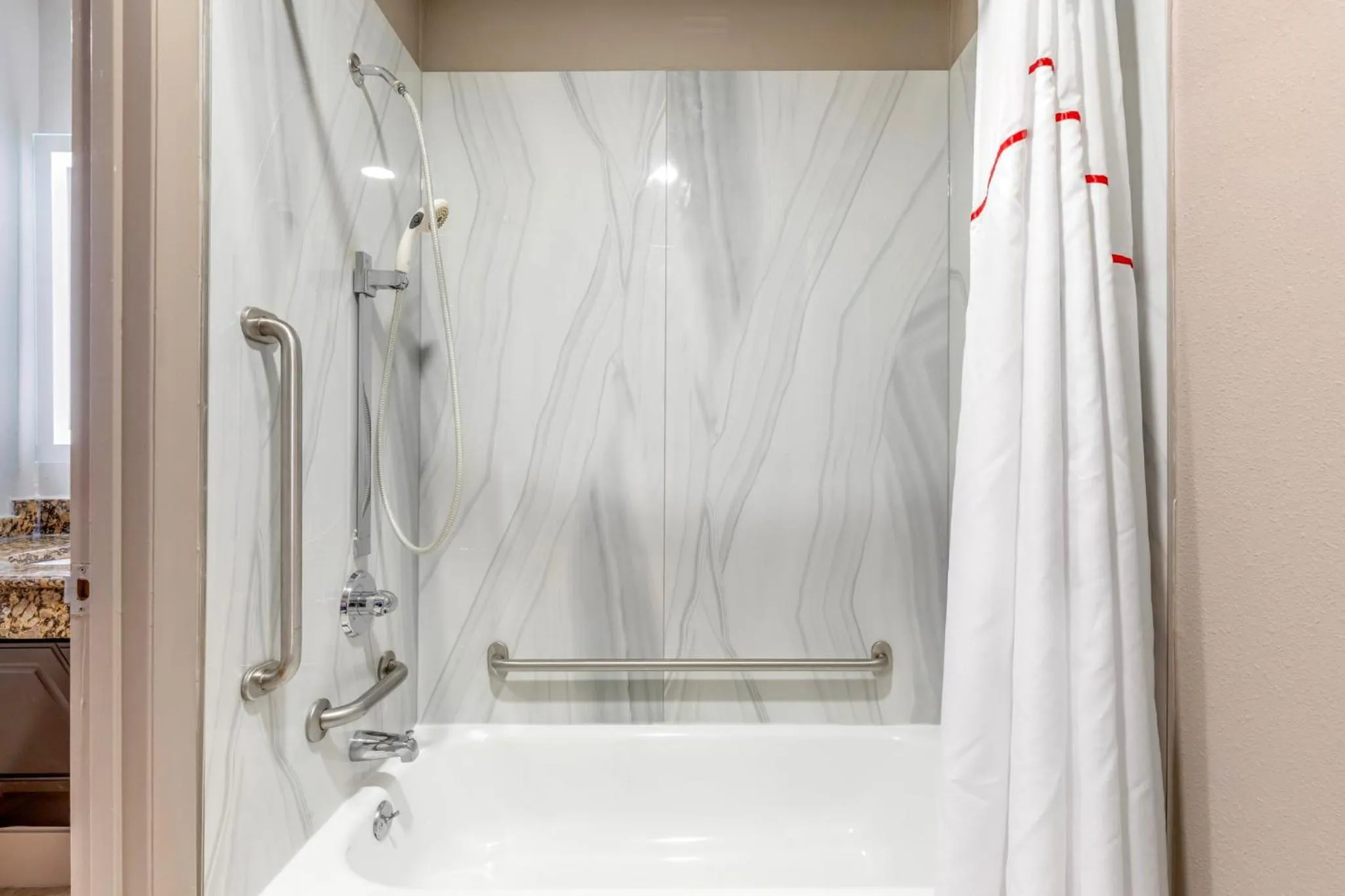 Bathroom in Red Roof Inn & Suites Newport News