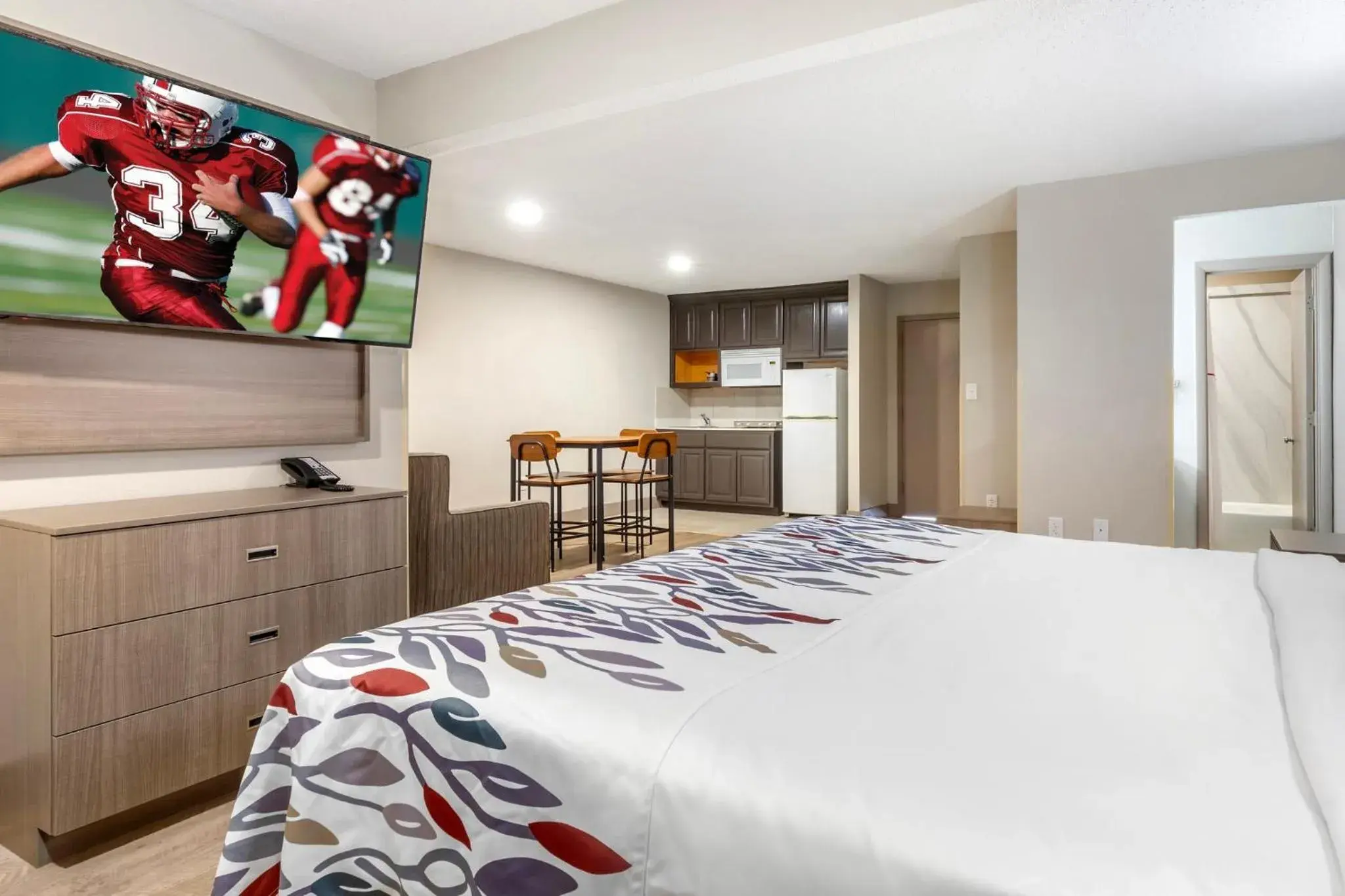 Suite King Room with Kitchenette Non-Smoking in Red Roof Inn & Suites Newport News Suite King Room with Kitchenette Non-Smoking in Red Roof Inn & Suites Newport News